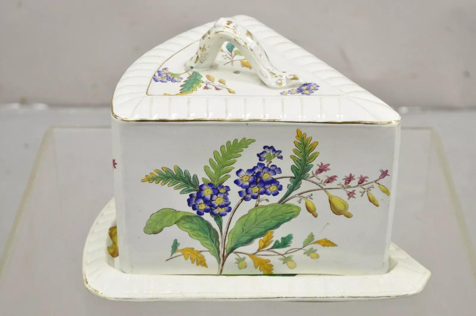 Antique Victorian Large Porcelain Covered Cheese Dish with Flowers and Leaves (Plat à fromage couvert en porcelaine avec des fleurs et des feuilles). Circa 19ème siècle. Dimensions : 8,5