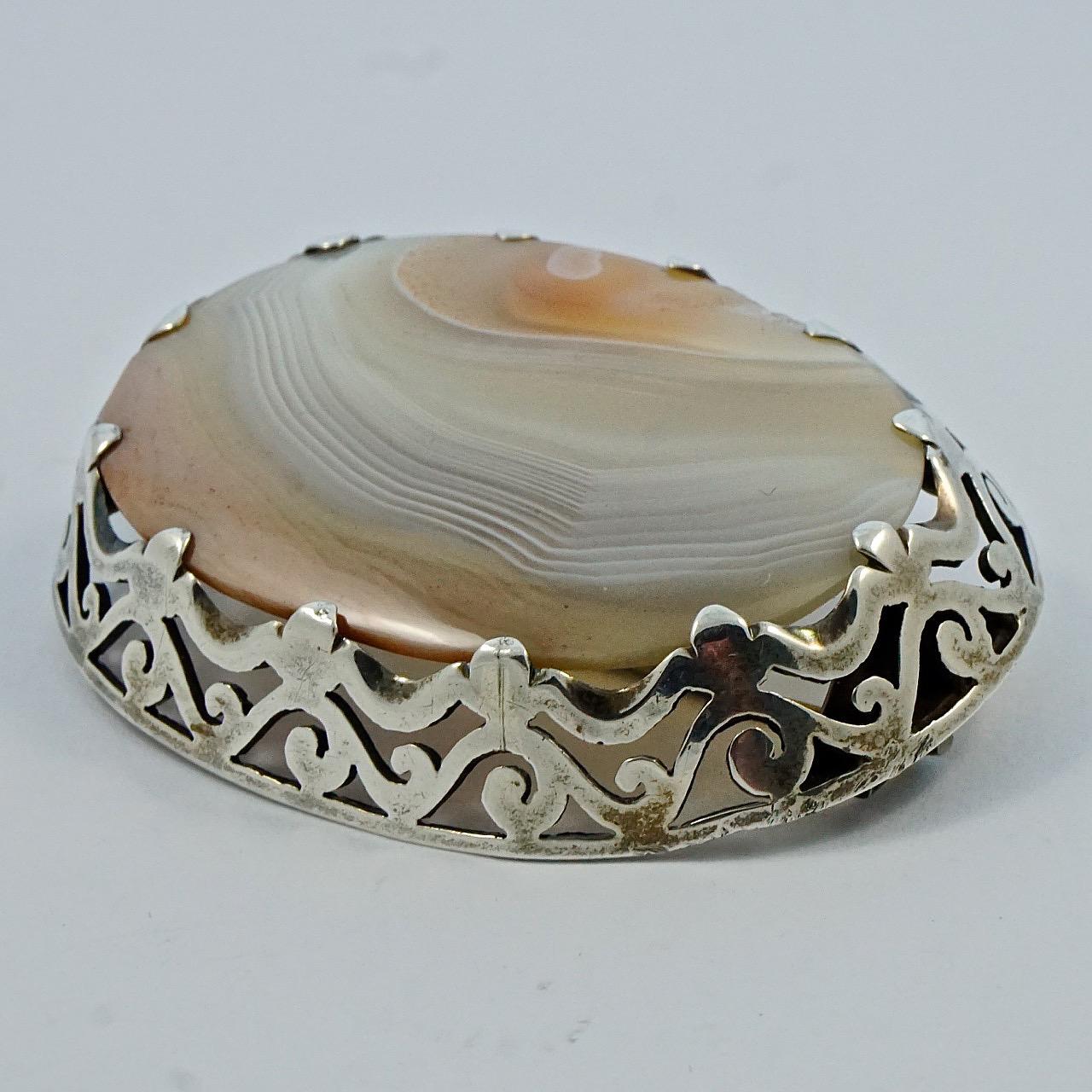 Antique Victorian Large Silver and Agate Brooch In Good Condition For Sale In London, GB