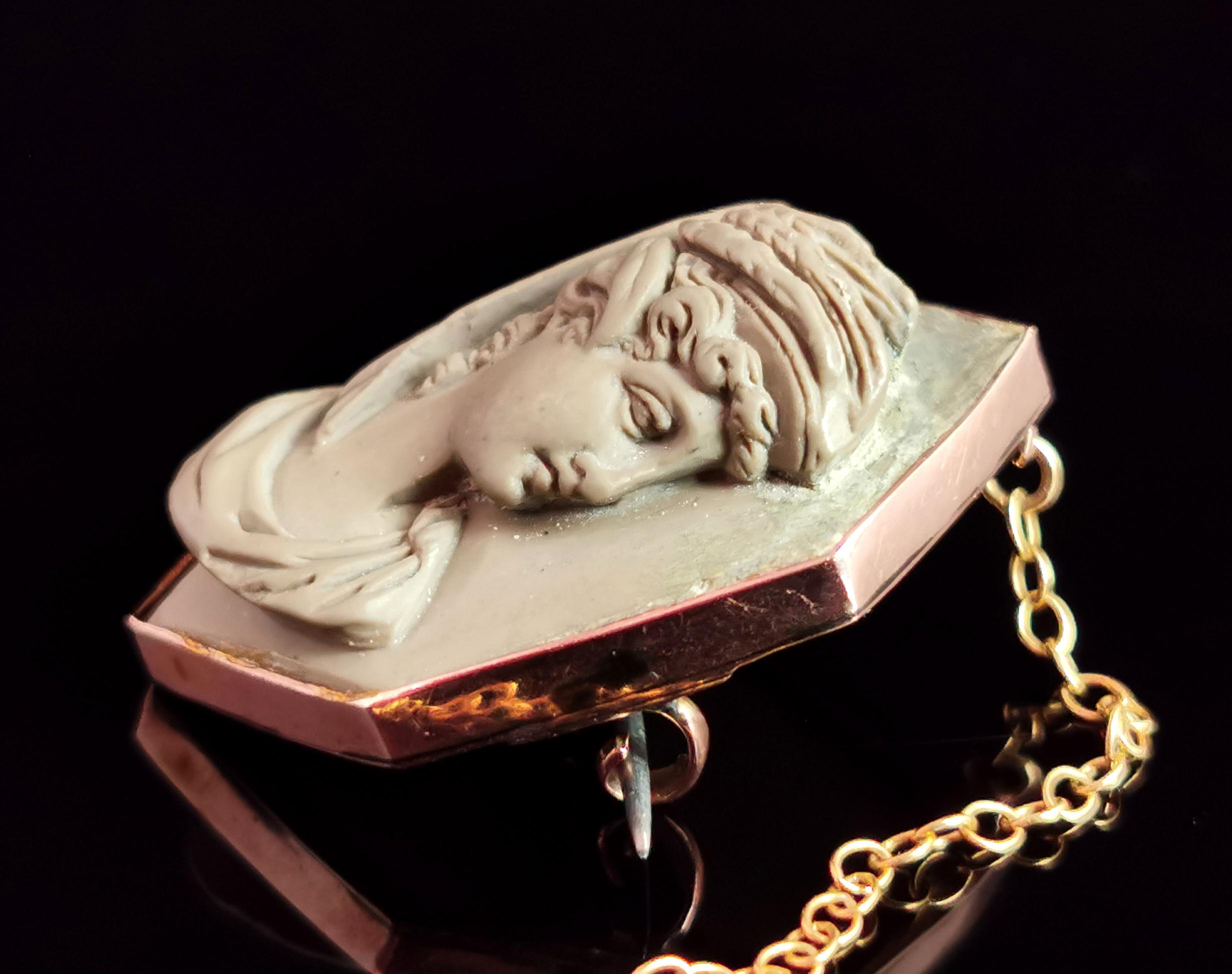 Antique Victorian Lava Cameo brooch, 9k yellow gold  For Sale 7