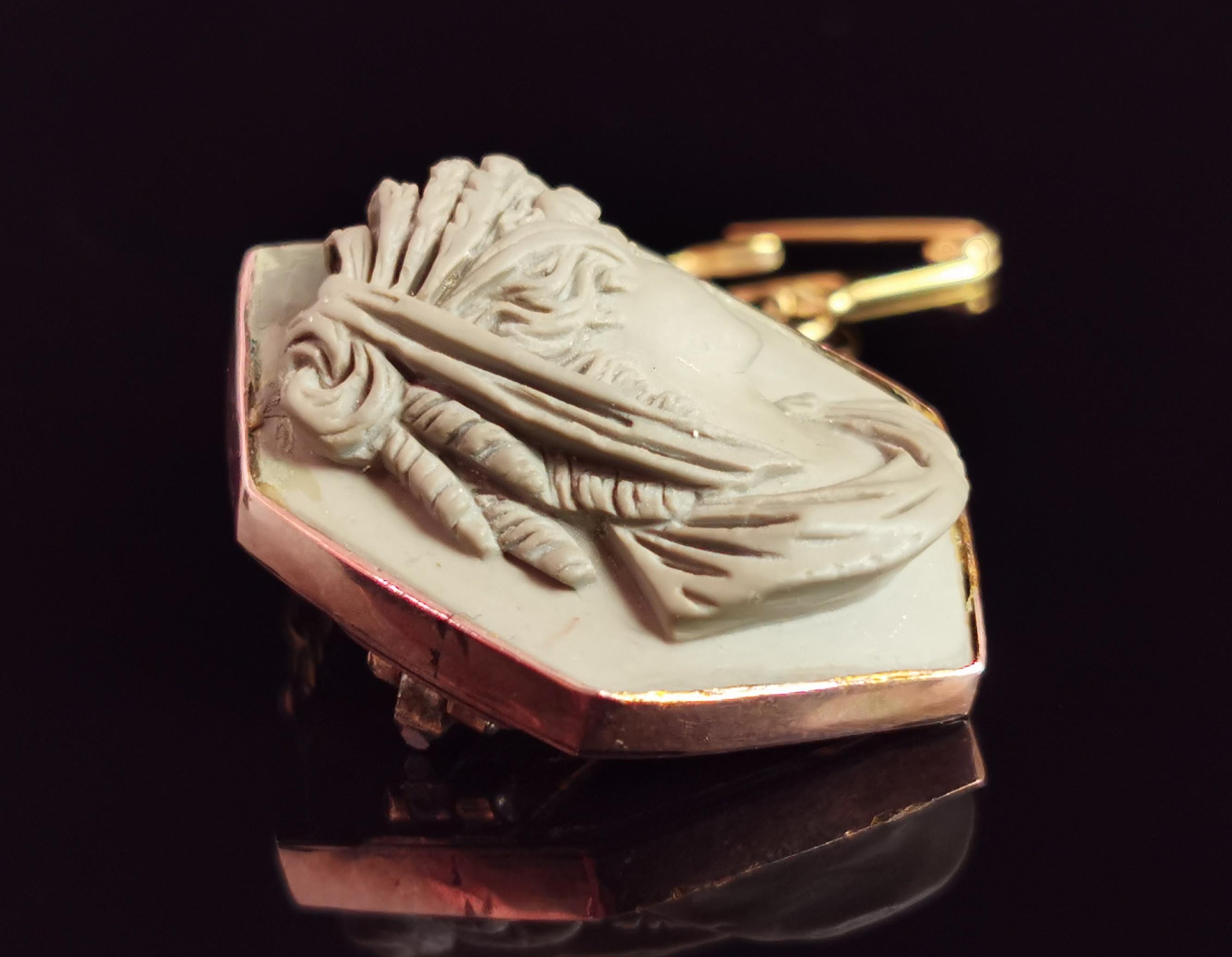 Antique Victorian Lava Cameo brooch, 9k yellow gold  For Sale 4