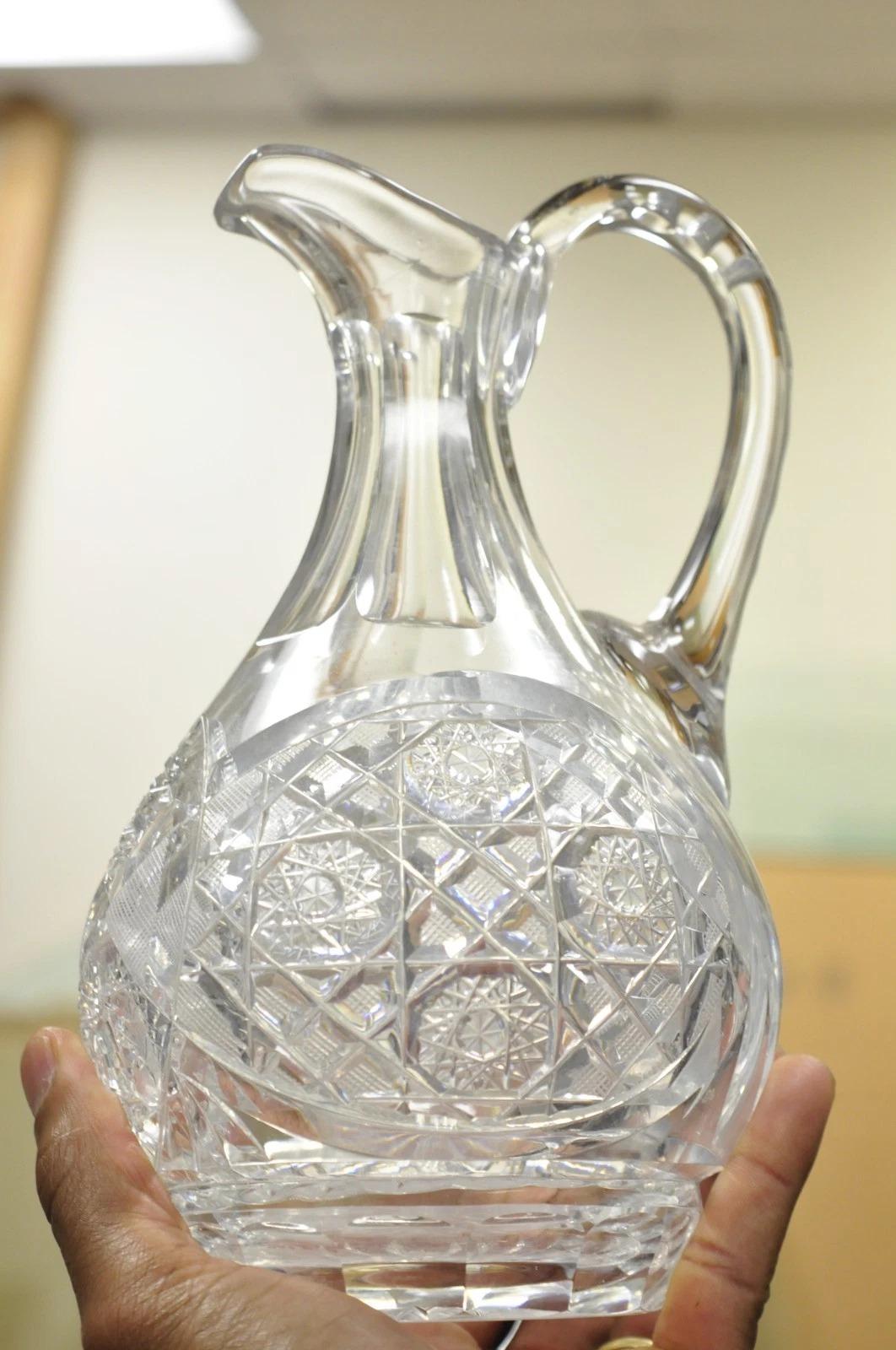 Ancienne petite cruche à eau en cristal au plomb de l'époque victorienne, gravée d'un diamant. Circa Early 20th Century. Dimensions : 9