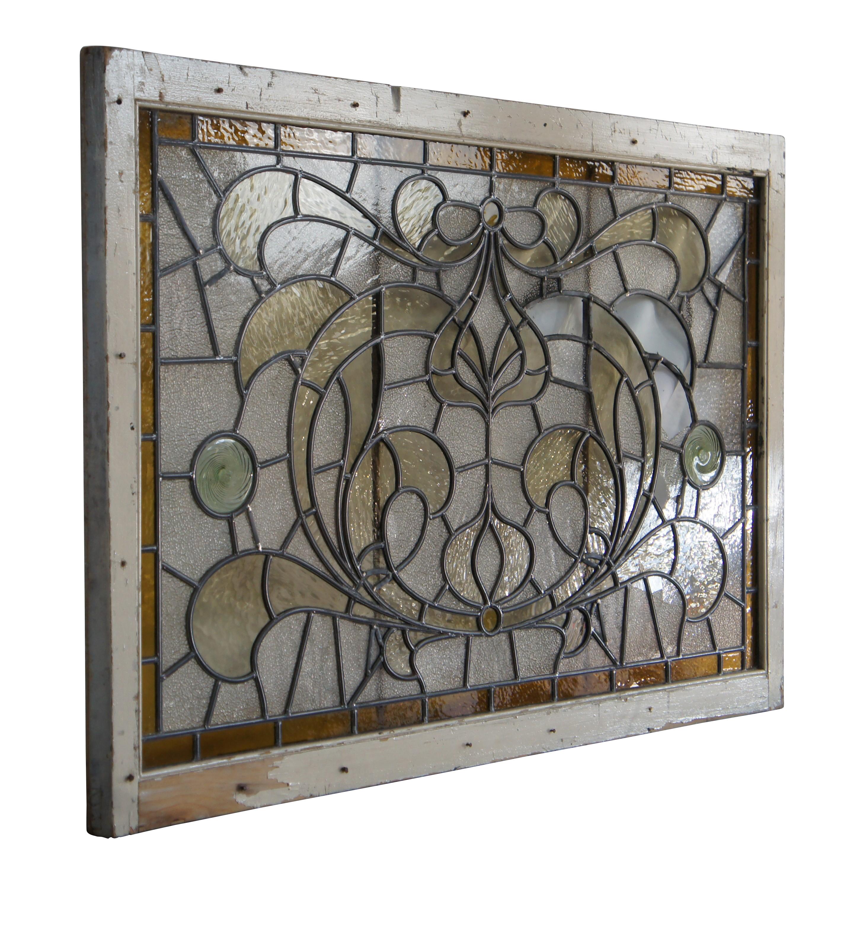 Un'impressionante vetrata antica vittoriana in stile neoclassico.  Presenta un bellissimo motivo a coste e a volute con vetro piombato, scoria, mulinello e ciottoli.  Presenta vetri trasparenti e ambrati in una cornice bianca.

Dimensioni:
46.5