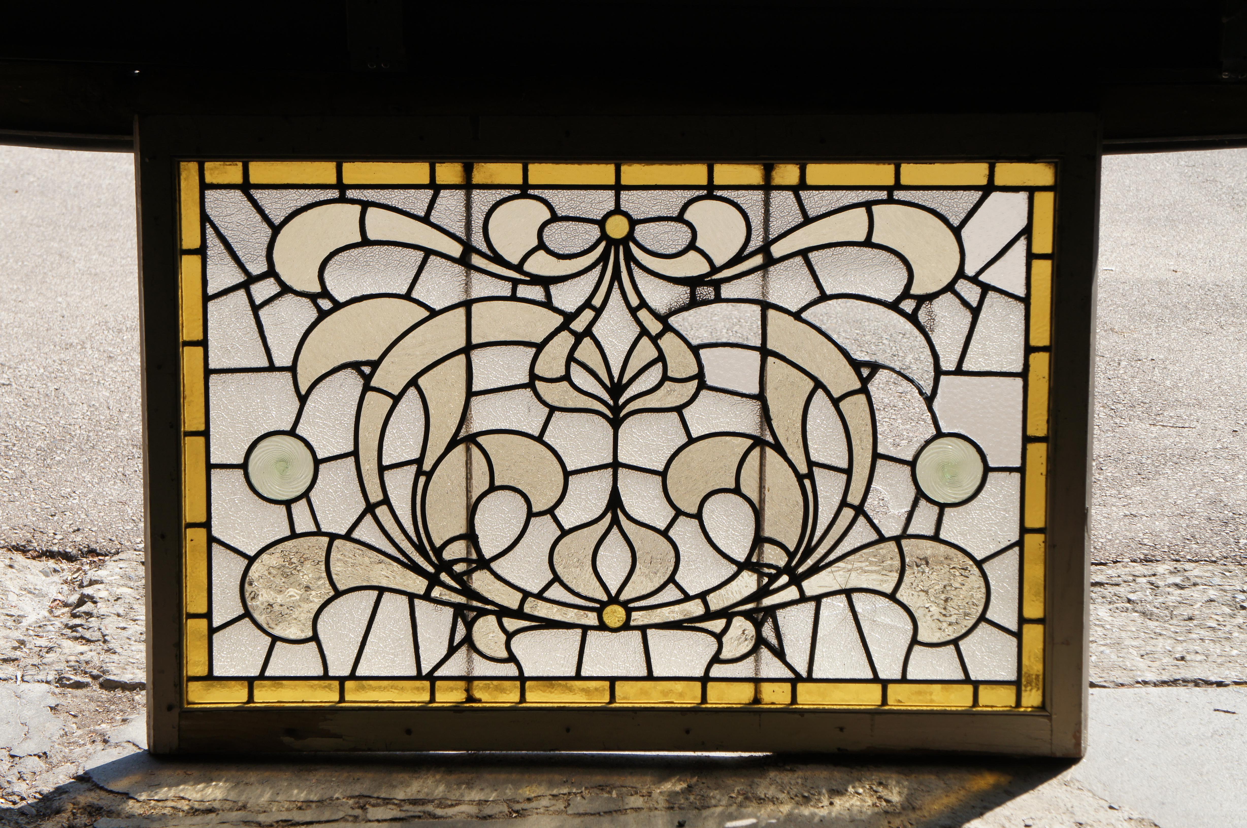 Antica finestra architettonica vittoriana in vetro colorato a piombo in stile neoclassico da 47 pollici In condizioni discrete in vendita a Dayton, OH