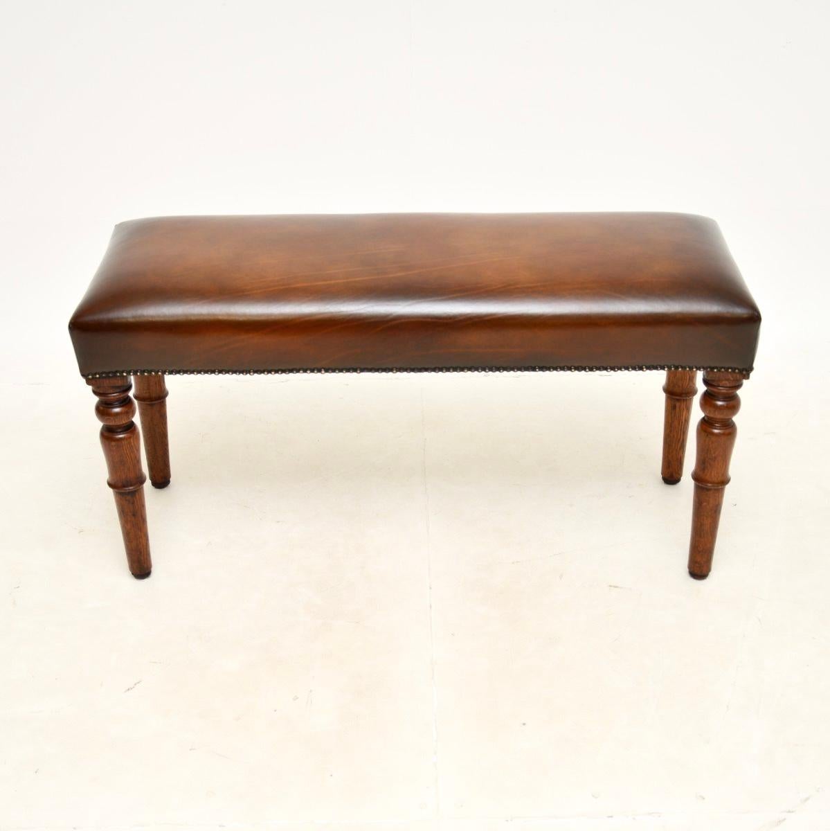 A fantastic antique Victorian leather and oak stool / bench. This was made in England, it dates from around the 1860-1880 period.

The quality is outstanding, it stands on beautifully turned solid oak legs. This is a great size for various settings