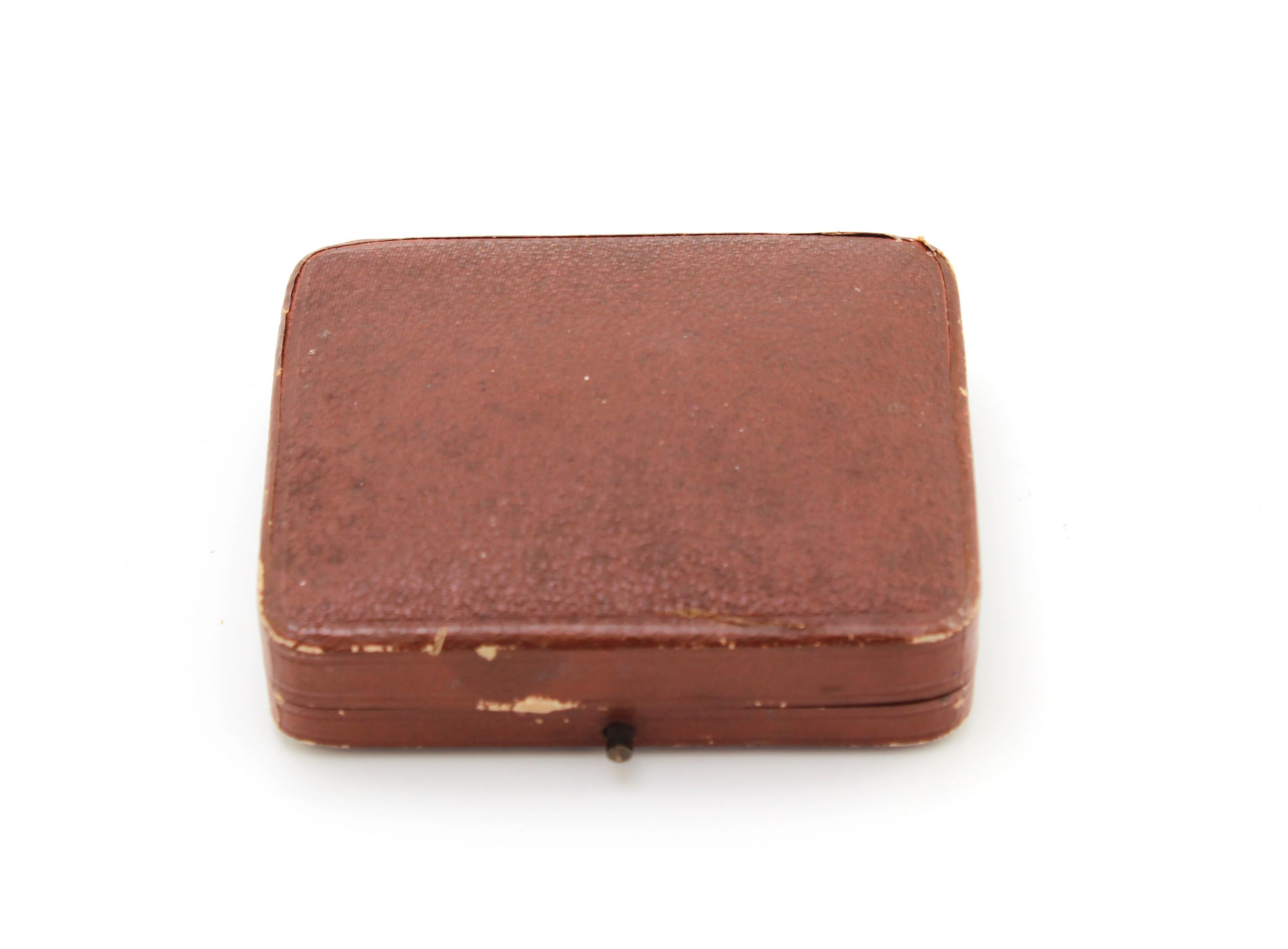 Antique Victorian leather and velvet tie clip jewelry box, Circa 1890's
Size: 7.8 x 7 x 2 cm.