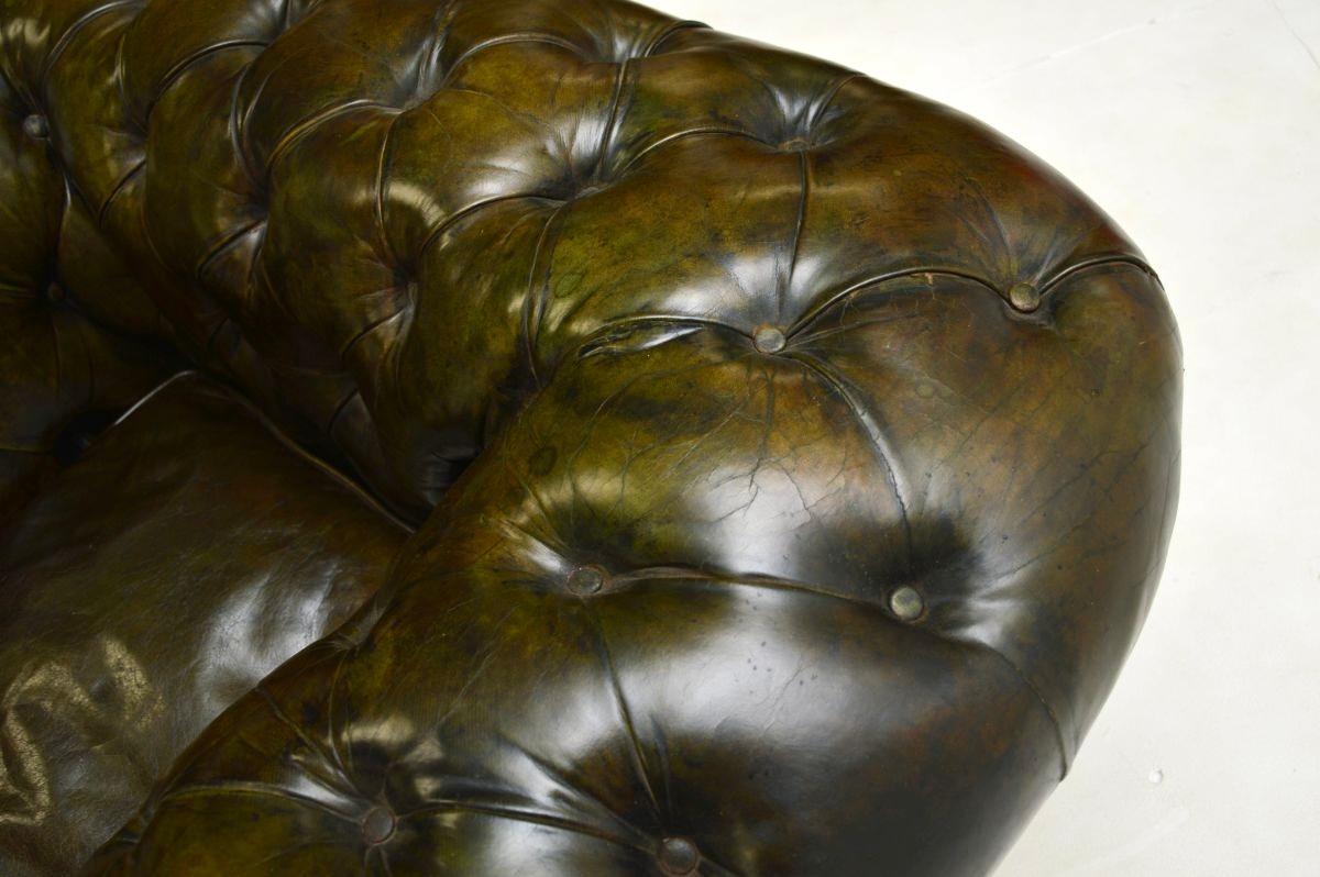 Fauteuil Chesterfield ancien en cuir de l'époque victorienne en vente 3