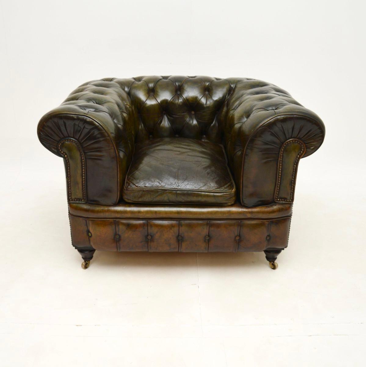 Un grand et très impressionnant fauteuil Chesterfield en cuir de l'époque victorienne. Fabriqué en Angleterre, il date des années 1880.

La qualité est exceptionnelle, il est extrêmement bien fait et confortable. Le cuir profondément boutonné