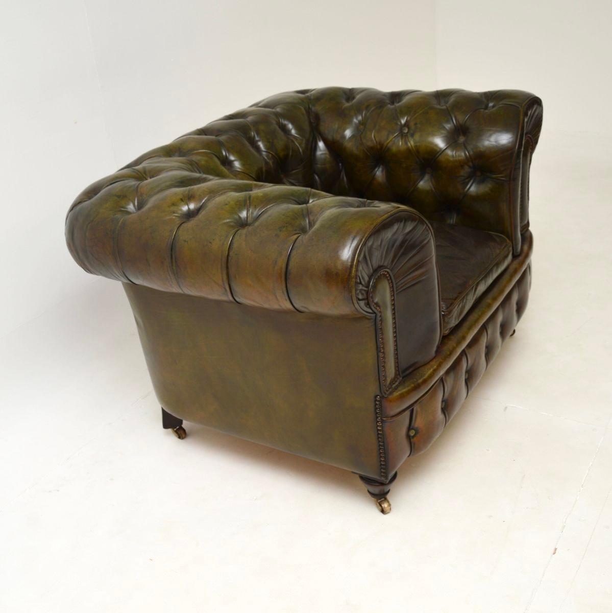 Victorien tardif Fauteuil Chesterfield ancien en cuir de l'époque victorienne en vente