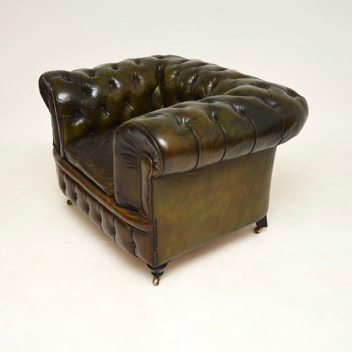 Britannique Fauteuil Chesterfield ancien en cuir de l'époque victorienne en vente