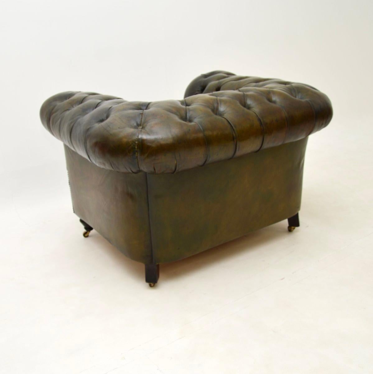 Fauteuil Chesterfield ancien en cuir de l'époque victorienne Bon état - En vente à London, GB