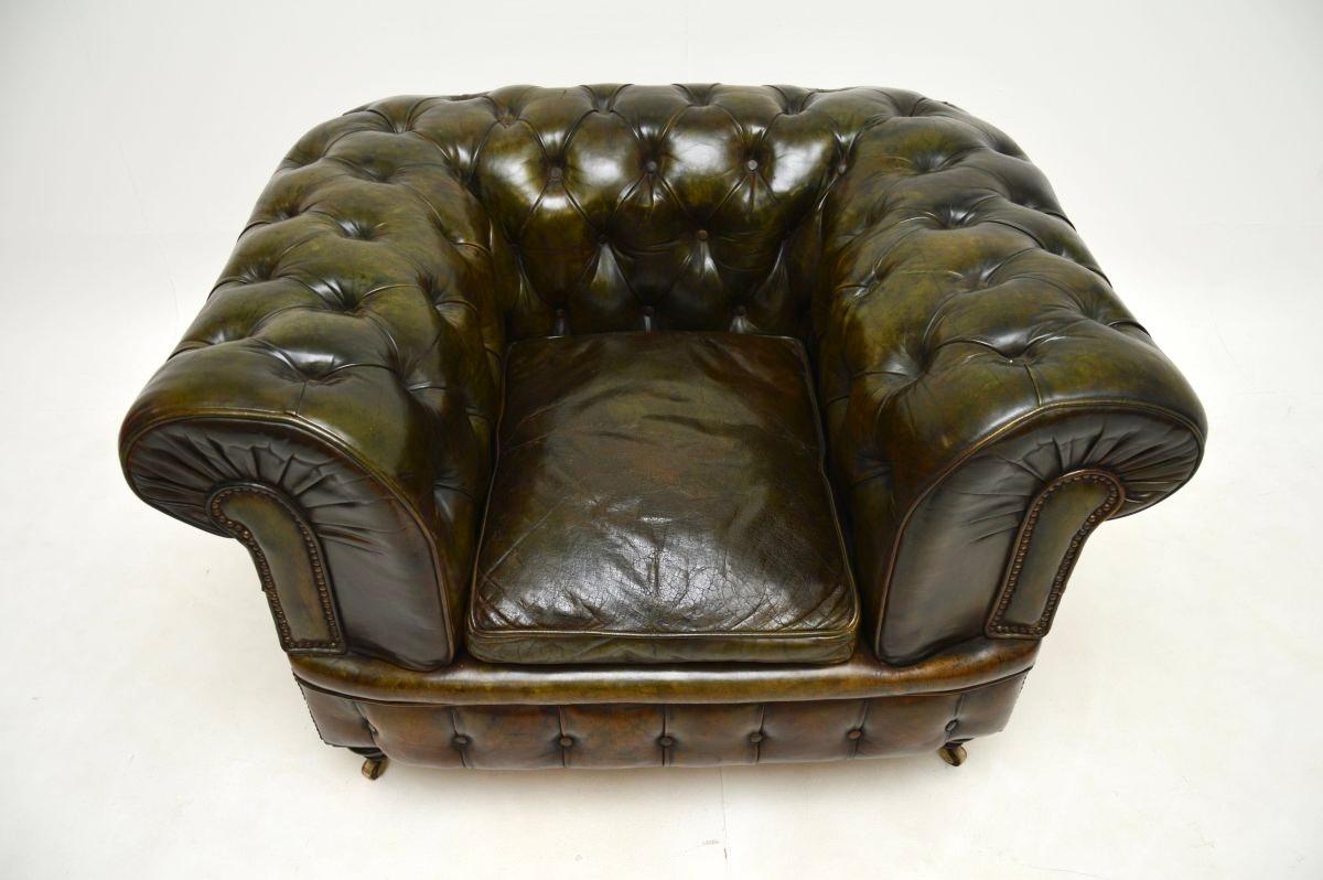 Cuir Fauteuil Chesterfield ancien en cuir de l'époque victorienne en vente