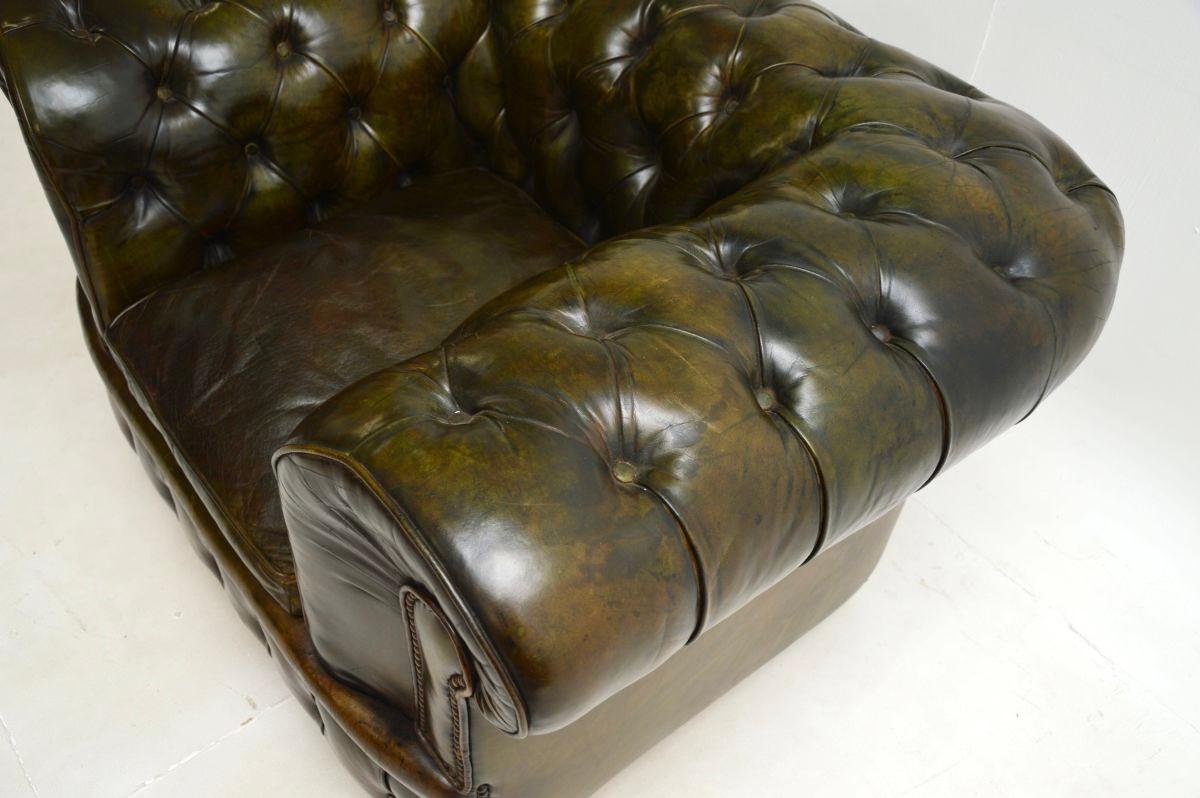 Fauteuil Chesterfield ancien en cuir de l'époque victorienne en vente 2
