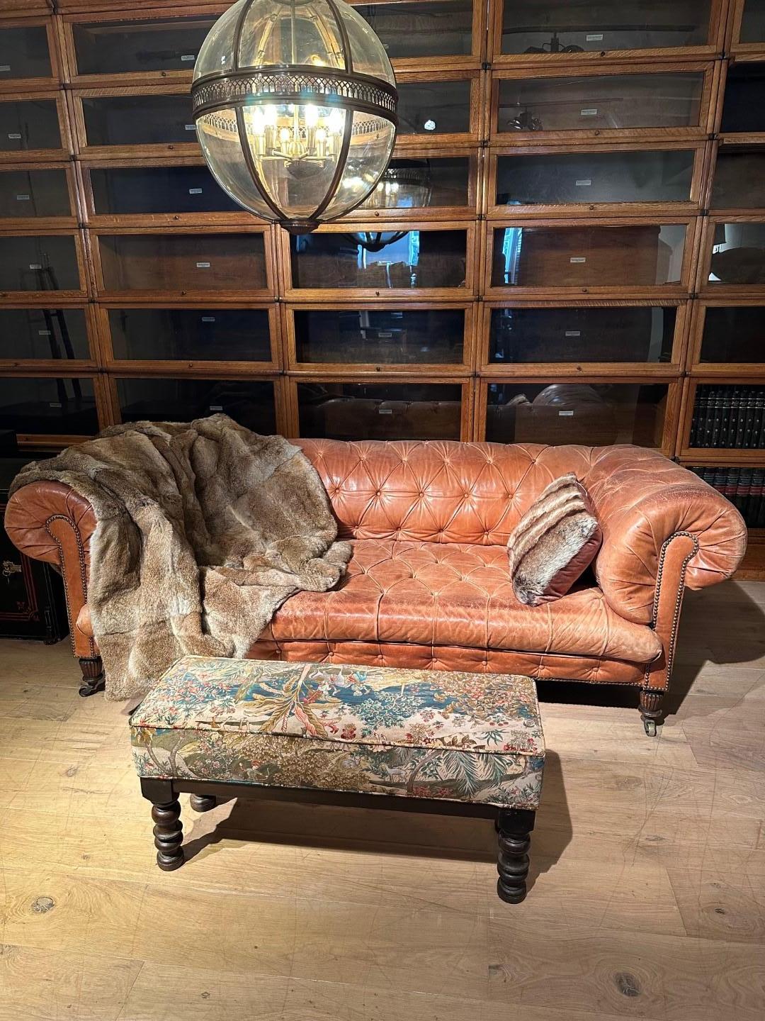 Antico divano Chesterfield vittoriano in pelle in vendita 4