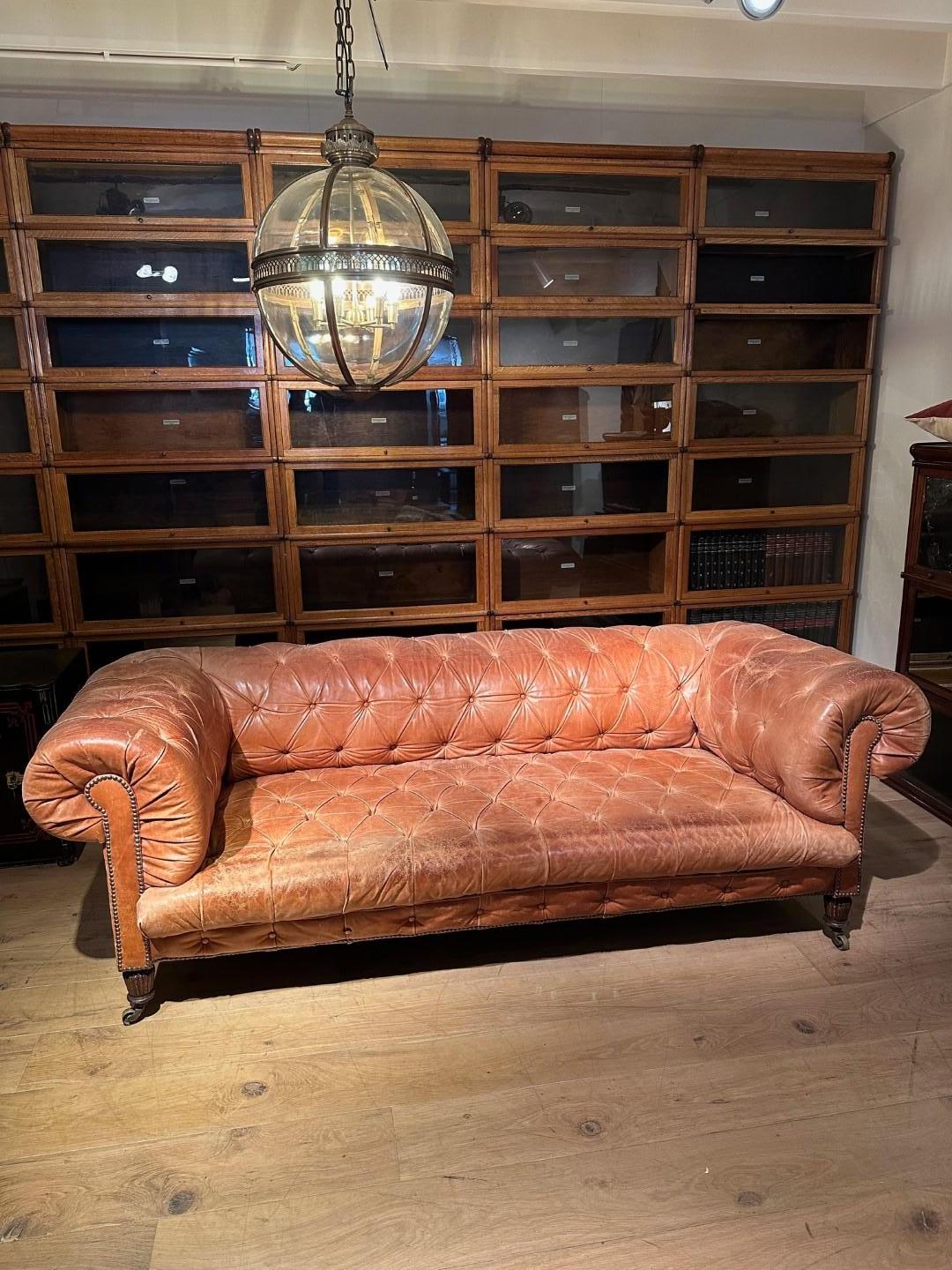 Bellissimo divano Chesterfield in pelle d'epoca vittoriana. Completamente in stile originale con le intemperie. Il divano è su ruote. Il divano presenta vecchie riparazioni. Il divano è molto comodo  e  una bella patina di tempo. 
Origine: