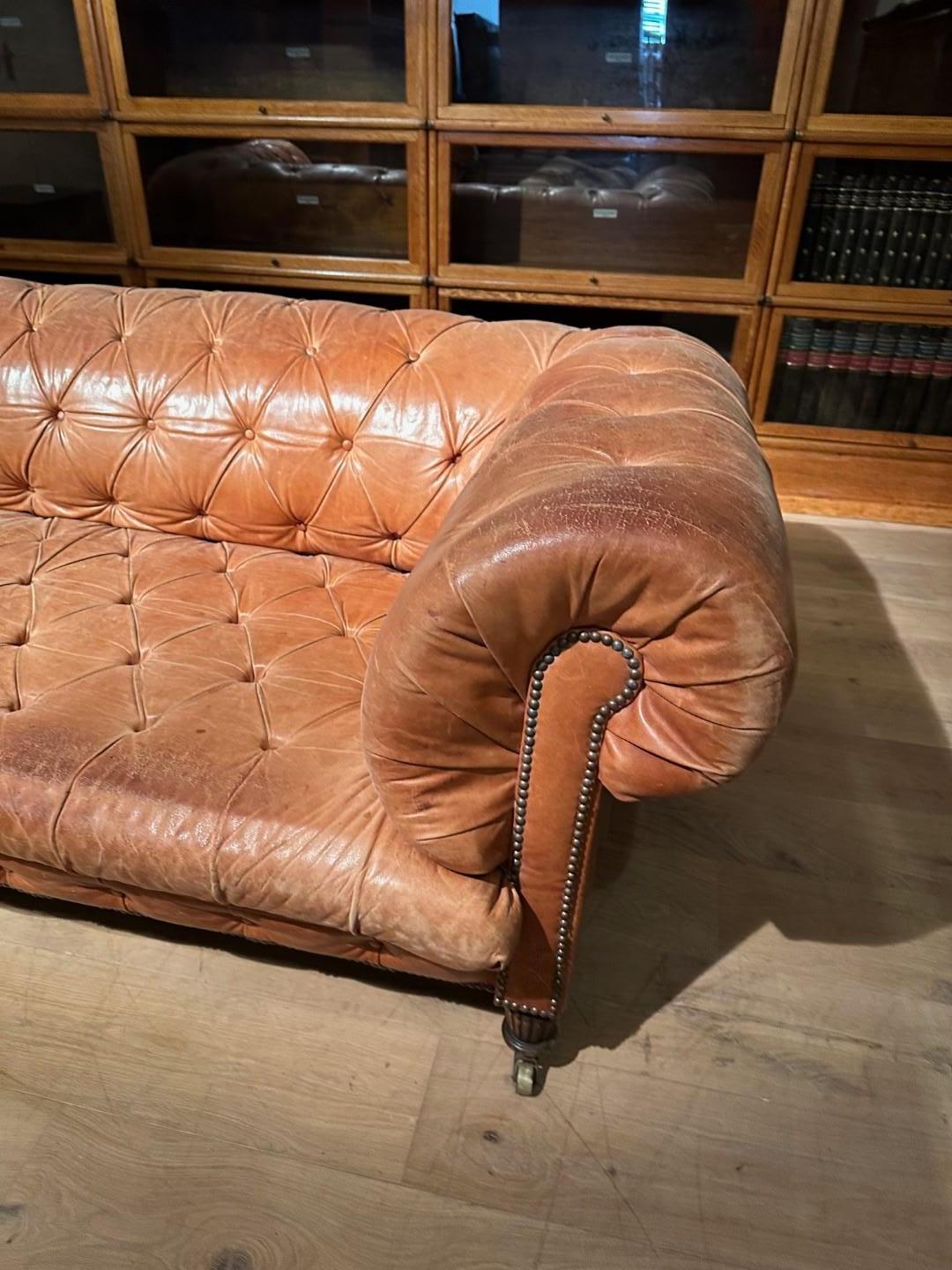 Britannico Antico divano Chesterfield vittoriano in pelle in vendita