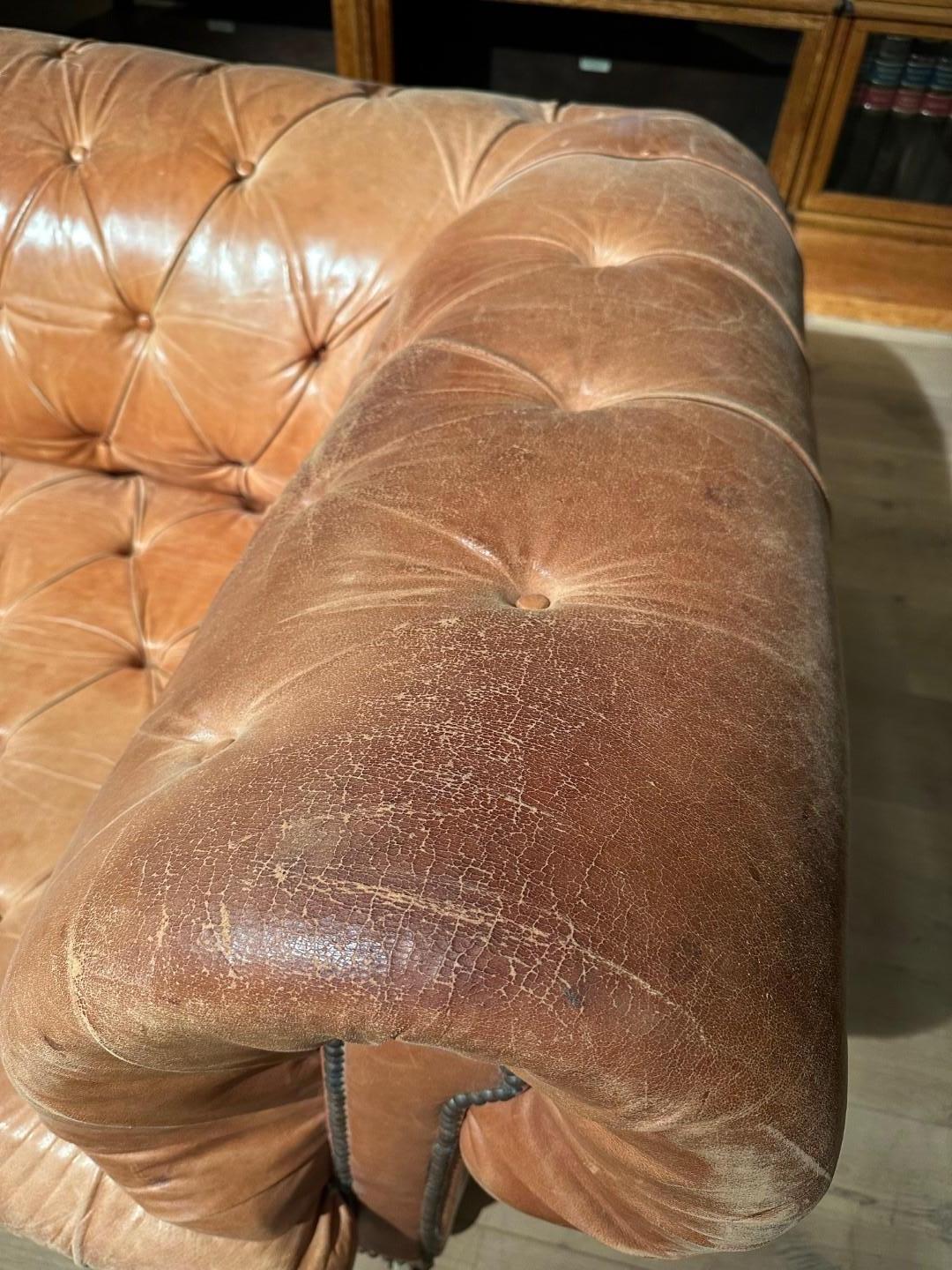 Antico divano Chesterfield vittoriano in pelle In condizioni buone in vendita a Eindhoven, NL