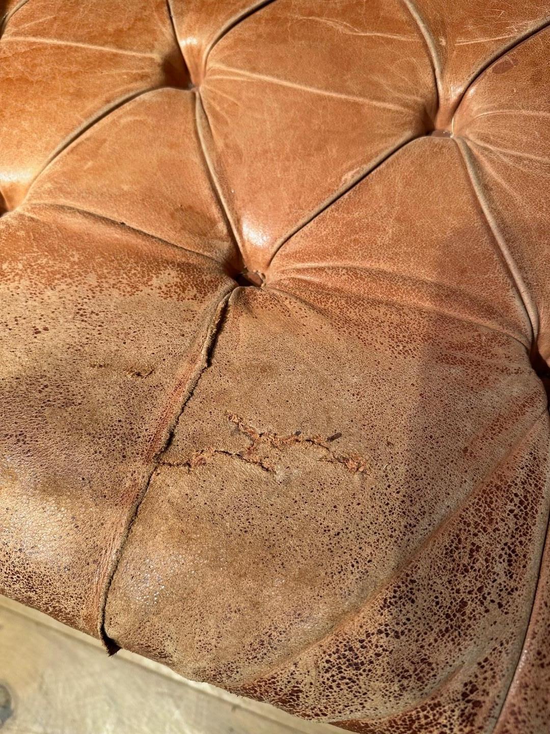 Pelle Antico divano Chesterfield vittoriano in pelle in vendita