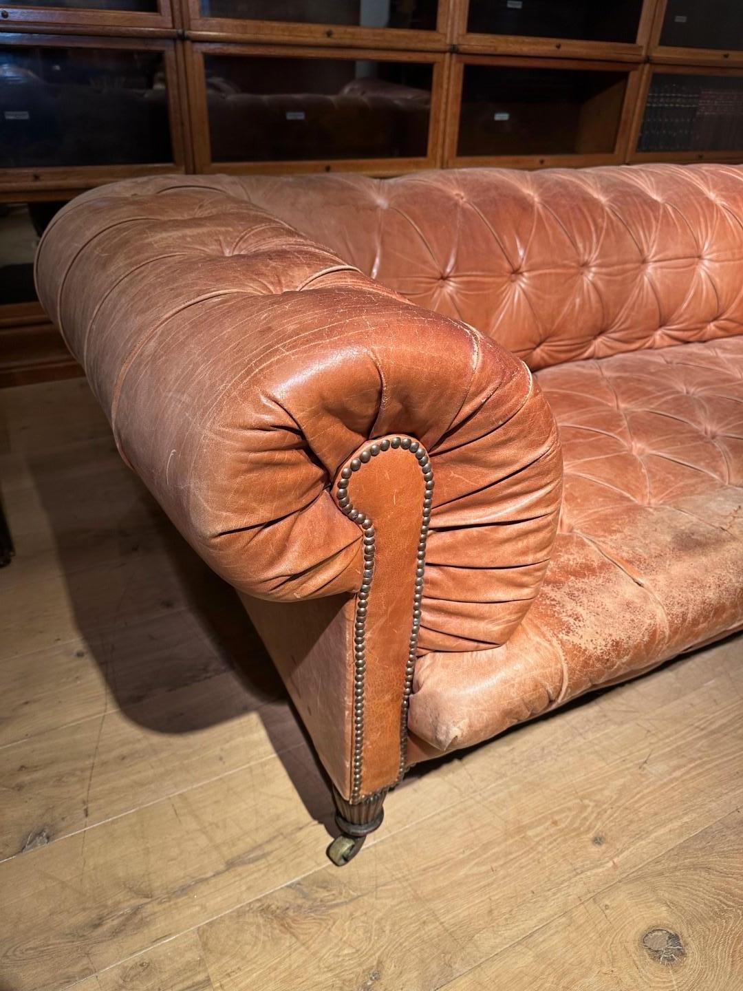Antico divano Chesterfield vittoriano in pelle in vendita 1