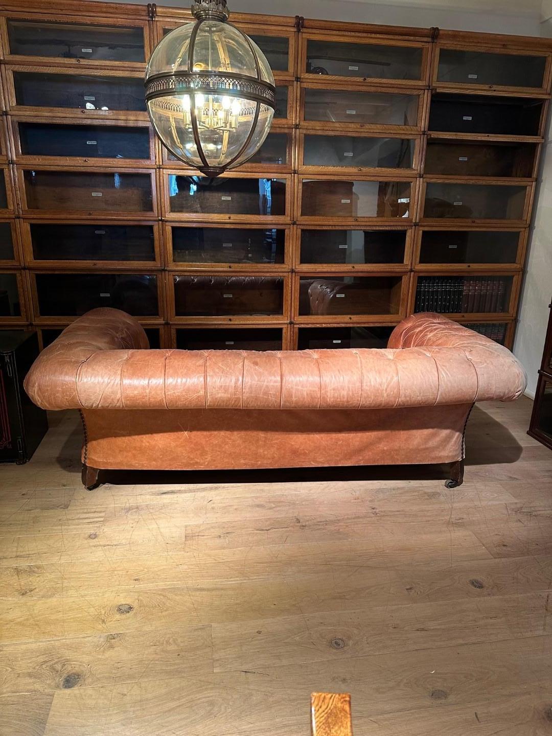 Antico divano Chesterfield vittoriano in pelle in vendita 2