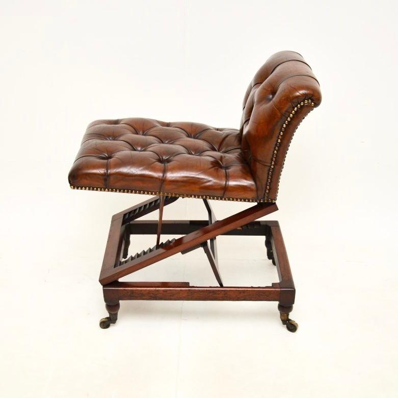 Magnifique tabouret en cuir métamorphique de l'époque victorienne. Il a été fabriqué en Angleterre, il date des années 1880 environ.

Il est doté d'un astucieux système à cliquet, qui lui permet de se relever et d'être positionné à différents