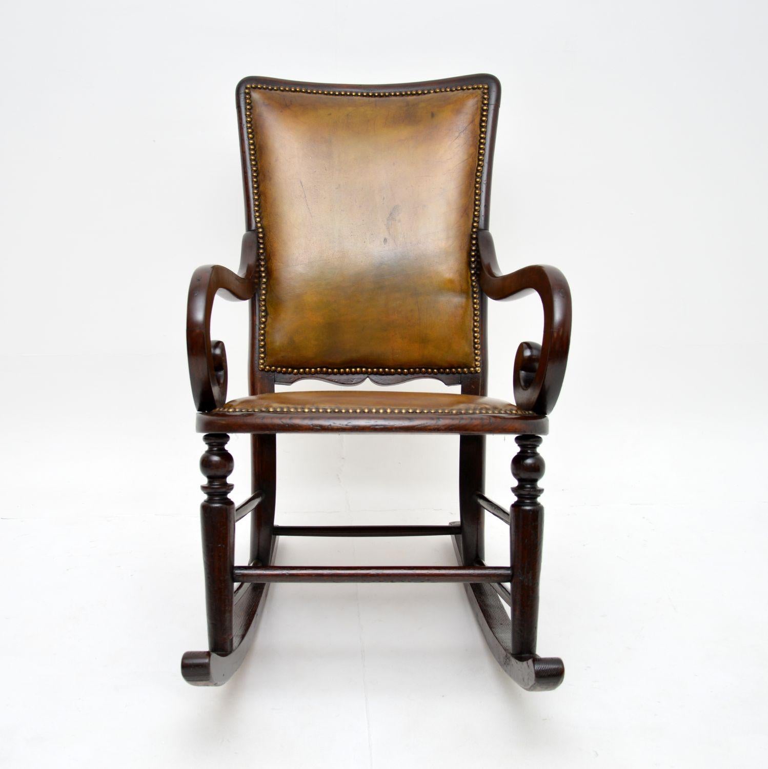 Ein charmanter antiker Schaukelstuhl aus der viktorianischen Zeit. Sie wurde in England hergestellt und stammt aus der Zeit zwischen 1860 und 1880.

Sie ist von hervorragender Qualität, recht zierlich und dennoch sehr bequem zum Entspannen. Der