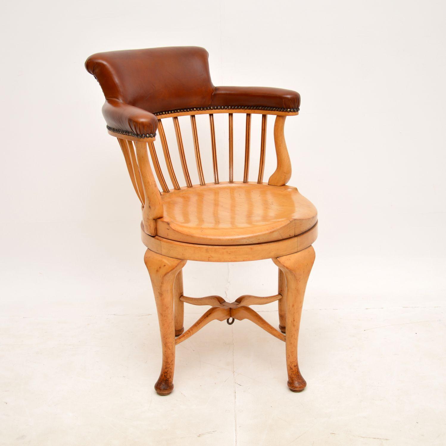 Superbe chaise de bureau victorienne ancienne et pivotante. Fabriqué en Angleterre, il date d'environ 1880-1900.

Le cadre est magnifiquement fabriqué en frêne massif, avec un dossier et des accoudoirs en cuir rembourré. Il est très robuste et