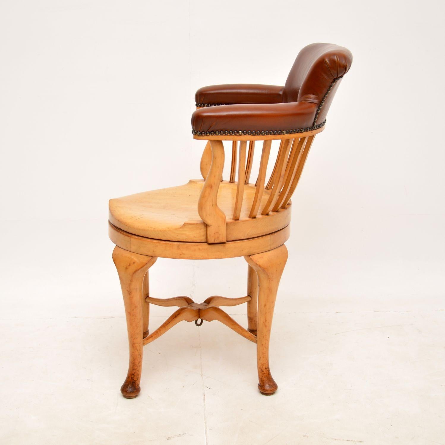 Ancienne chaise de bureau victorienne en cuir pivotant Bon état - En vente à London, GB