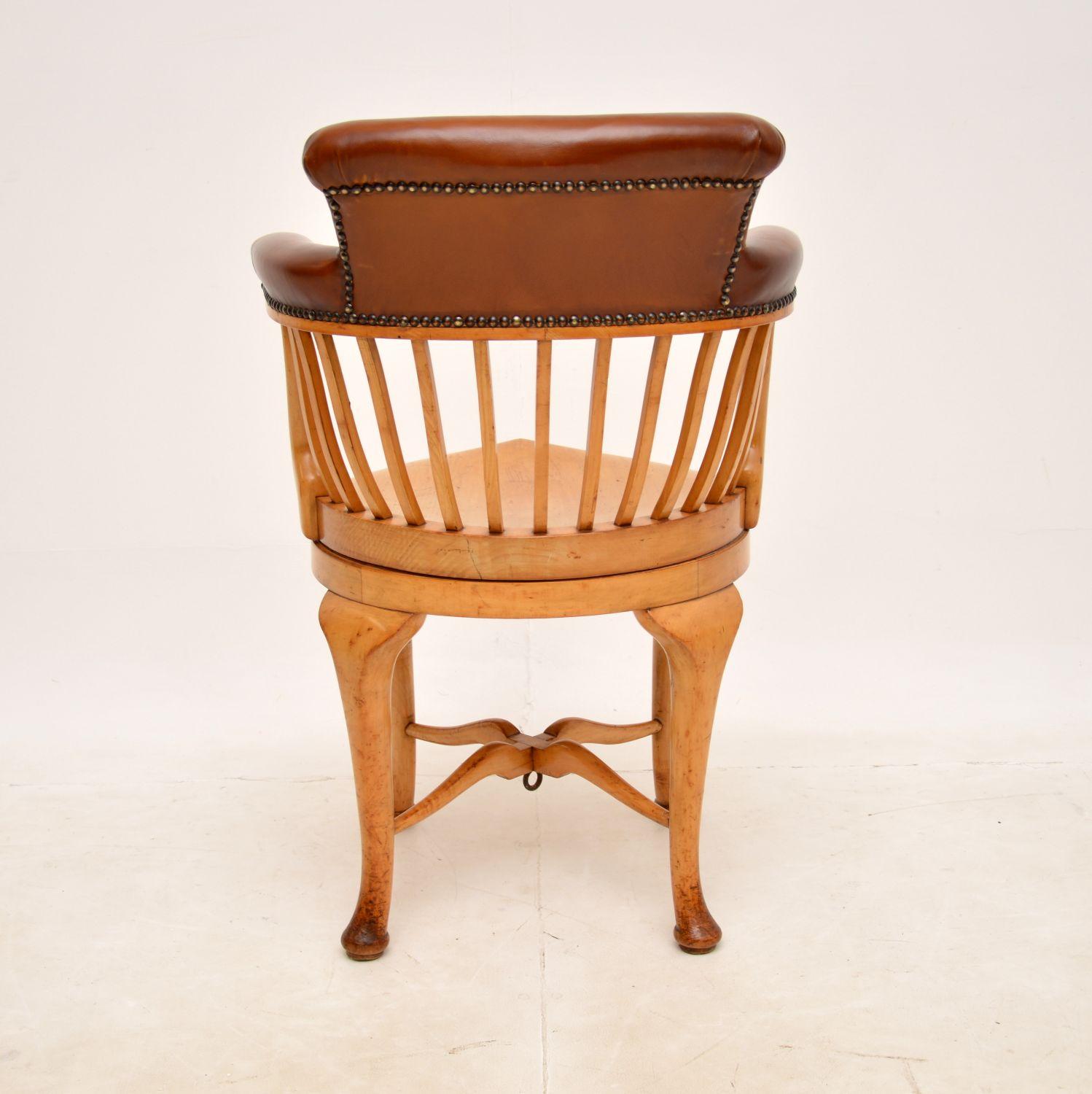 Cuir Ancienne chaise de bureau victorienne en cuir pivotant en vente