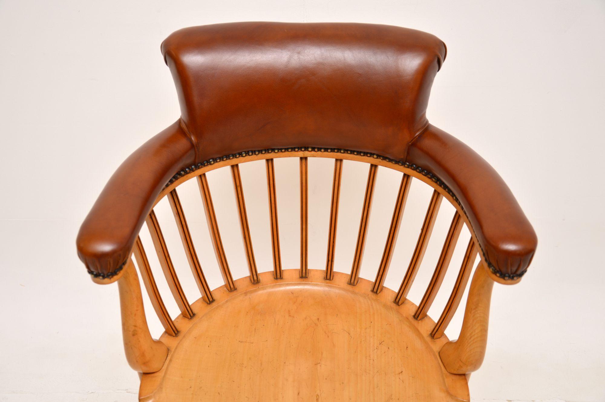 Ancienne chaise de bureau victorienne en cuir pivotant en vente 1