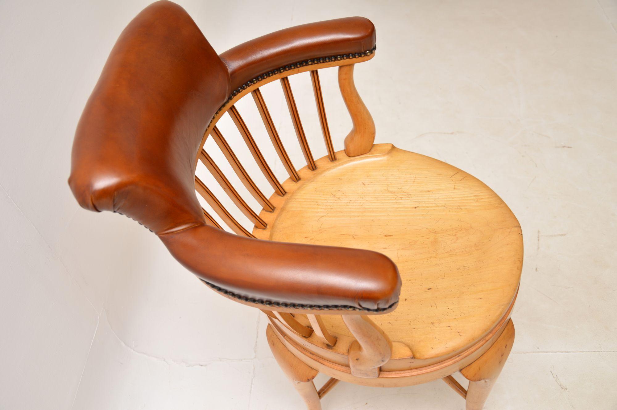 Ancienne chaise de bureau victorienne en cuir pivotant en vente 2