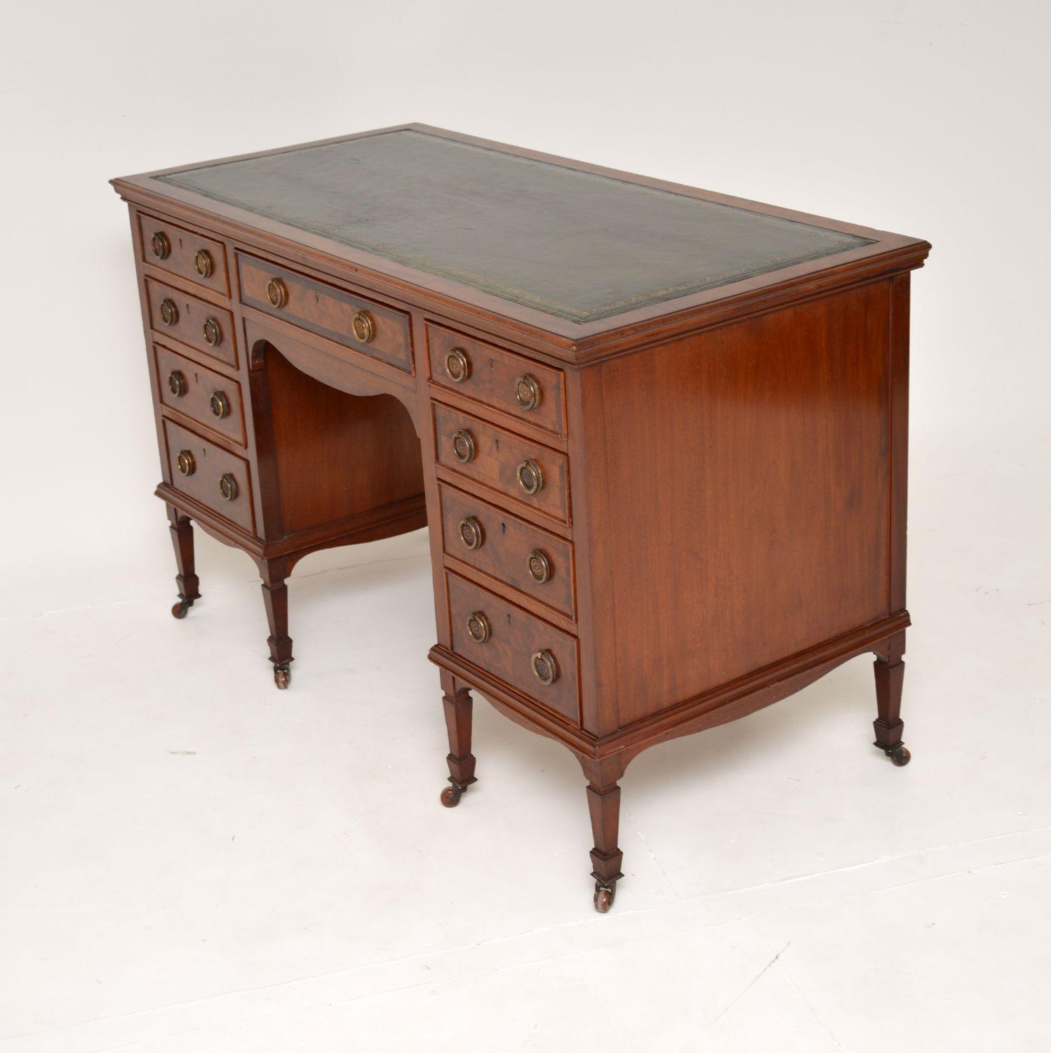 Antique Victorian Leather Top Desk In Good Condition For Sale In London, GB