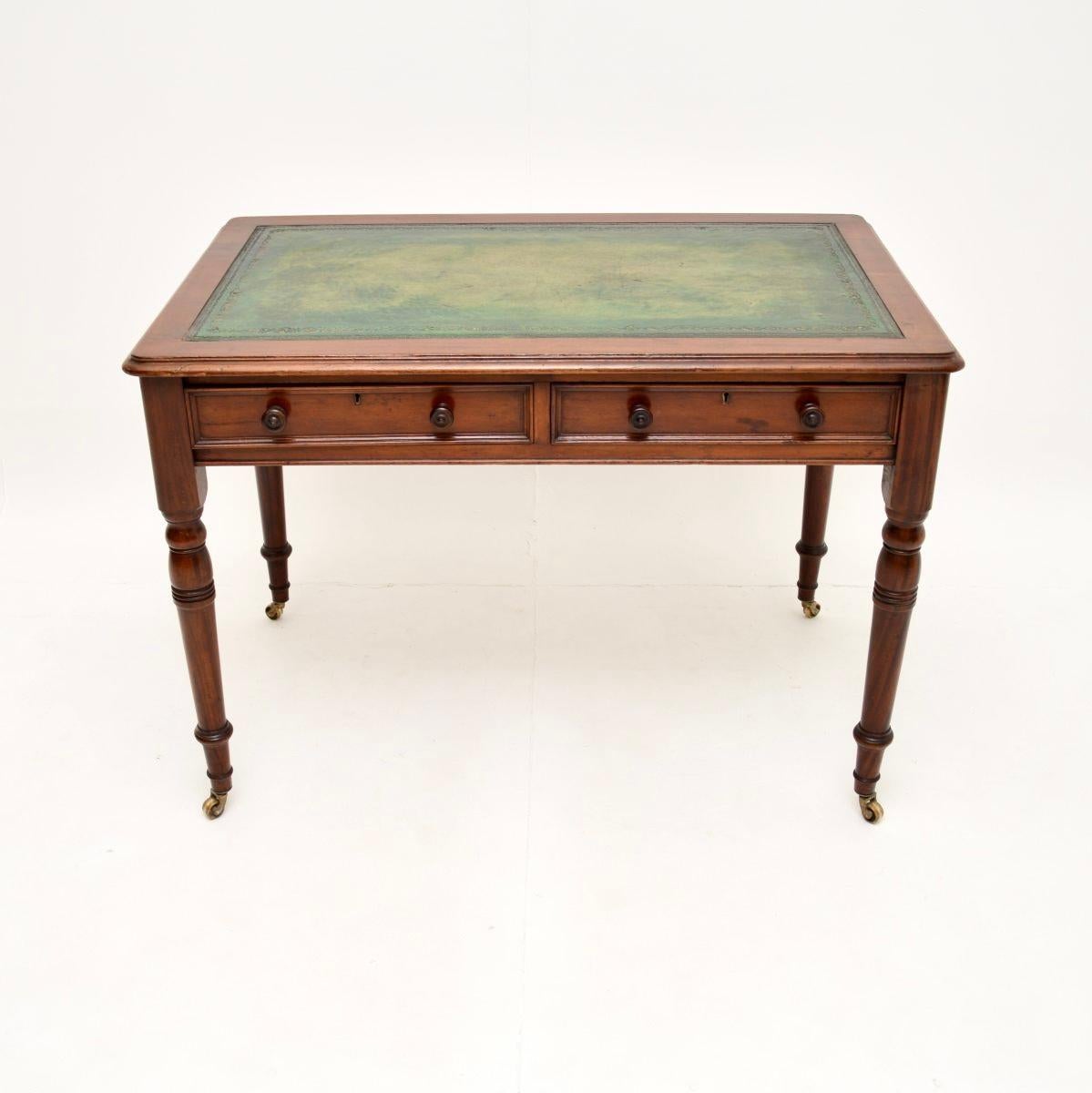 A smart and very well made antique Victorian leather top desk / writing table. This was made in England, it dates from around the 1860-1880 period.

This is of wonderful quality, it sits on beautifully turned legs terminating in brass casters. The