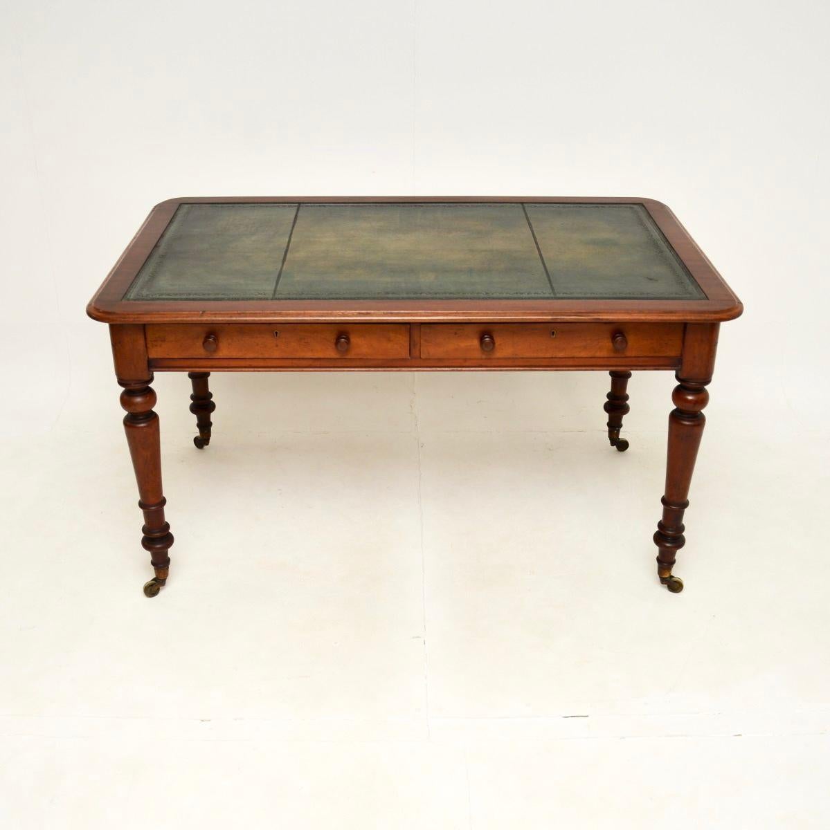 Superbe bureau / table à écrire victorien en cuir. Fabriqué en Angleterre, il date de la période 1840-1860.

Ce meuble est d'une qualité exceptionnelle, il est de grande taille et repose sur des pieds solides finement tournés se terminant par des