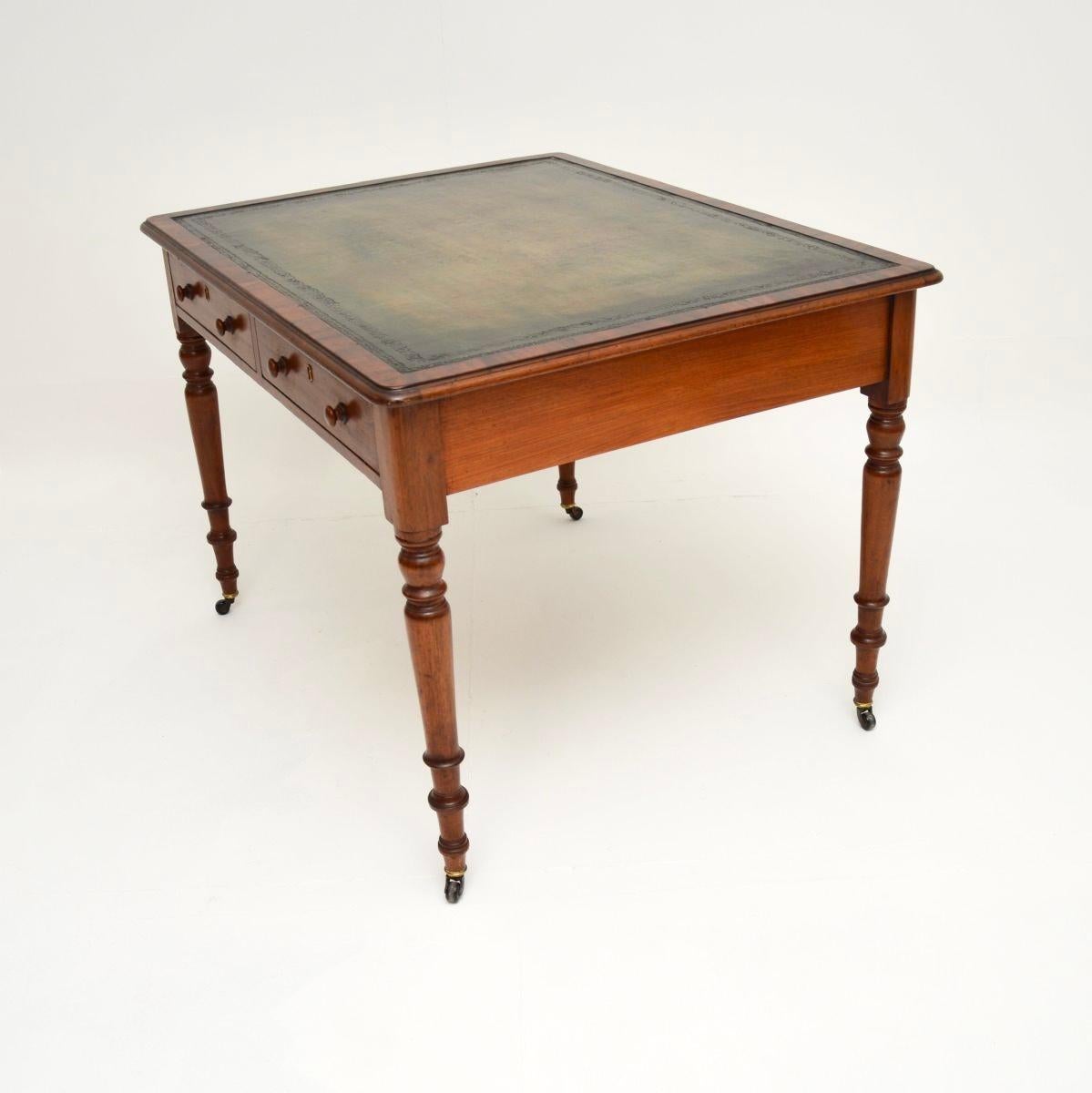 Antiguo Escritorio Victoriano con Tapa de Cuero / Mesa de Escribir Victoriano temprano en venta
