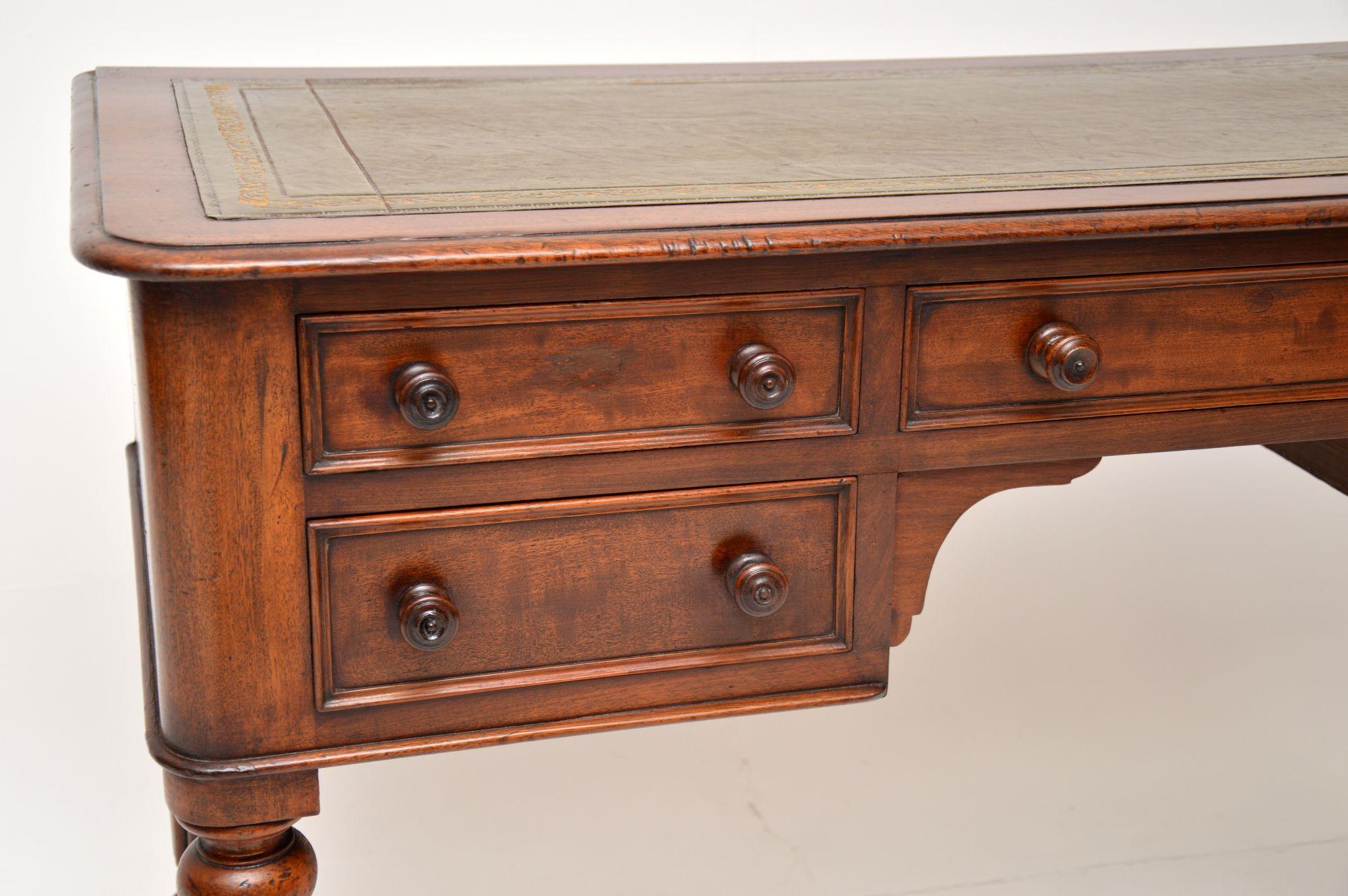 Antique Victorian Leather Top Desk / Writing Table In Good Condition In London, GB
