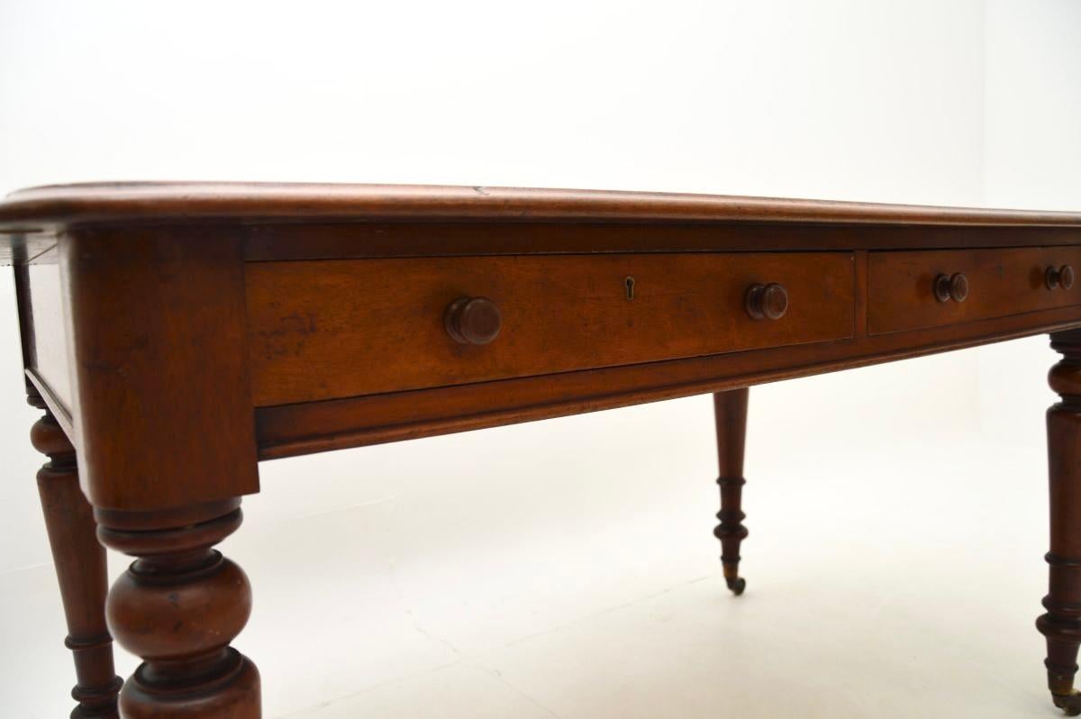 Milieu du XIXe siècle Bureau / Table à écrire victorien ancien en vente