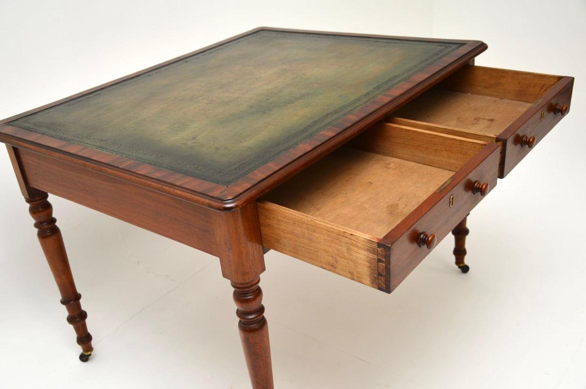 Antiguo Escritorio Victoriano con Tapa de Cuero / Mesa de Escribir en venta 1
