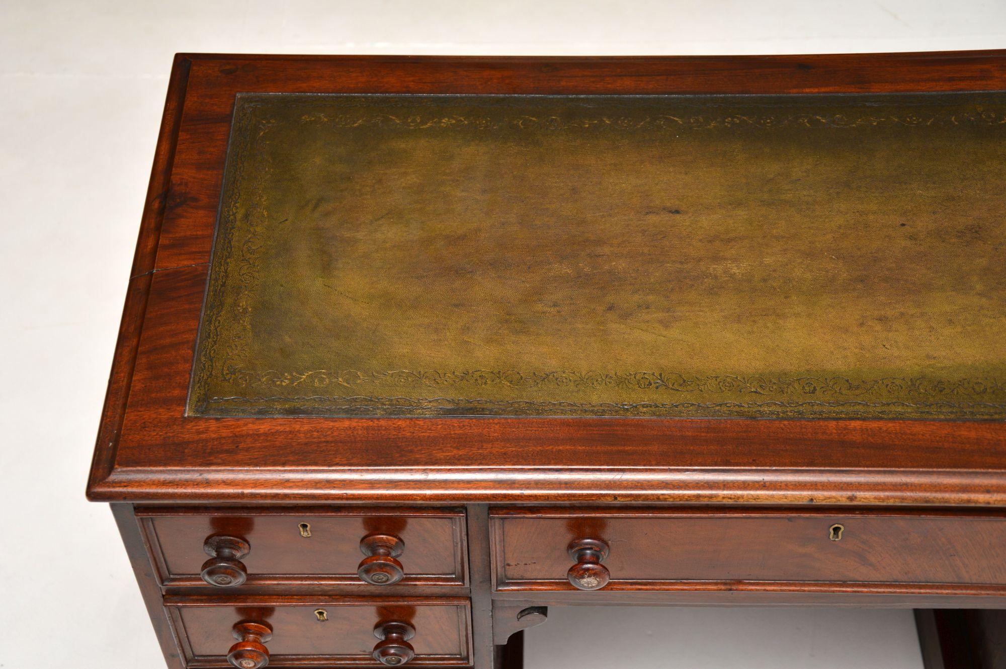 Antique Victorian Leather Top Knee Hole Desk In Good Condition For Sale In London, GB