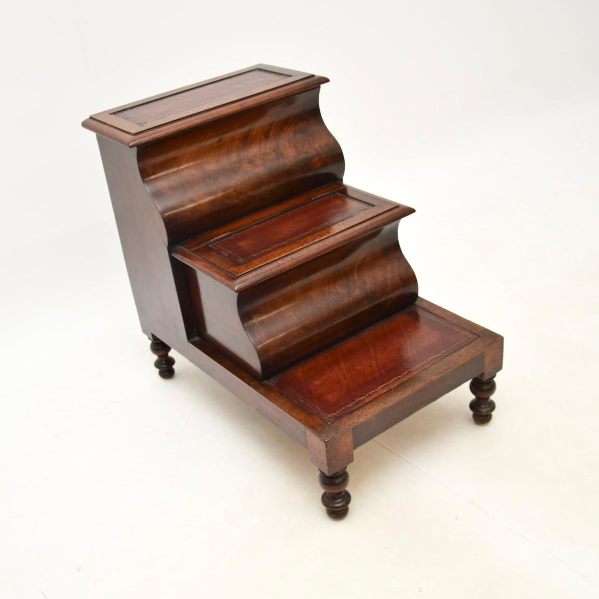 Un ensemble de marches de bibliothèque antiques, intelligentes, utiles et de belle facture. Fabriqué en Angleterre, il date de la période 1840-60.

A l'origine, ce meuble avait une double fonction : il servait à la fois de marchepied de bibliothèque