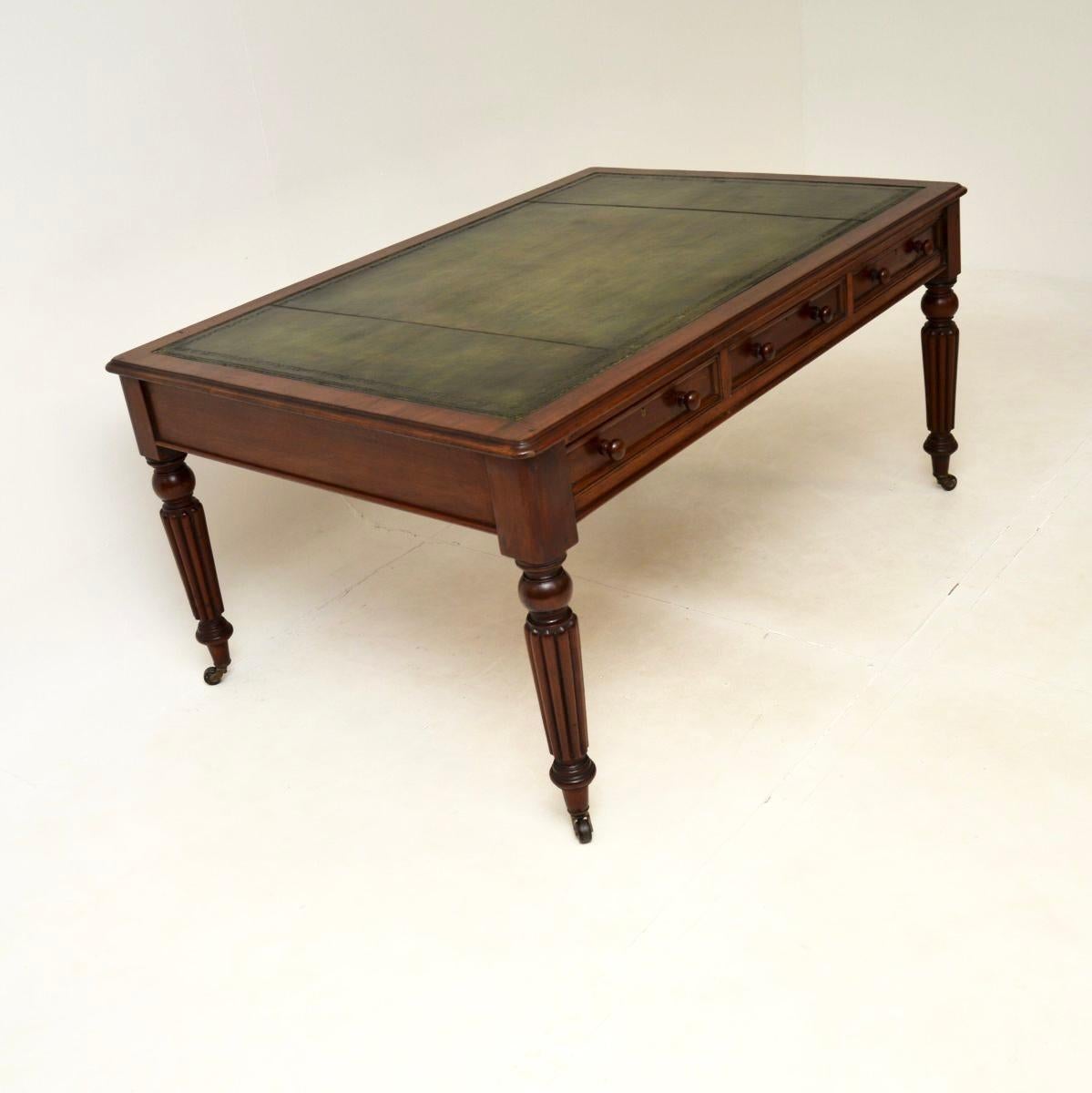Un grand et magnifique bureau / table à écrire victorien ancien. Fabriqué en Angleterre, il date d'environ 1840-1860.

Il est d'une superbe qualité et d'une grande taille. Il est fini de manière identique à l'arrière et à l'avant, avec trois tiroirs