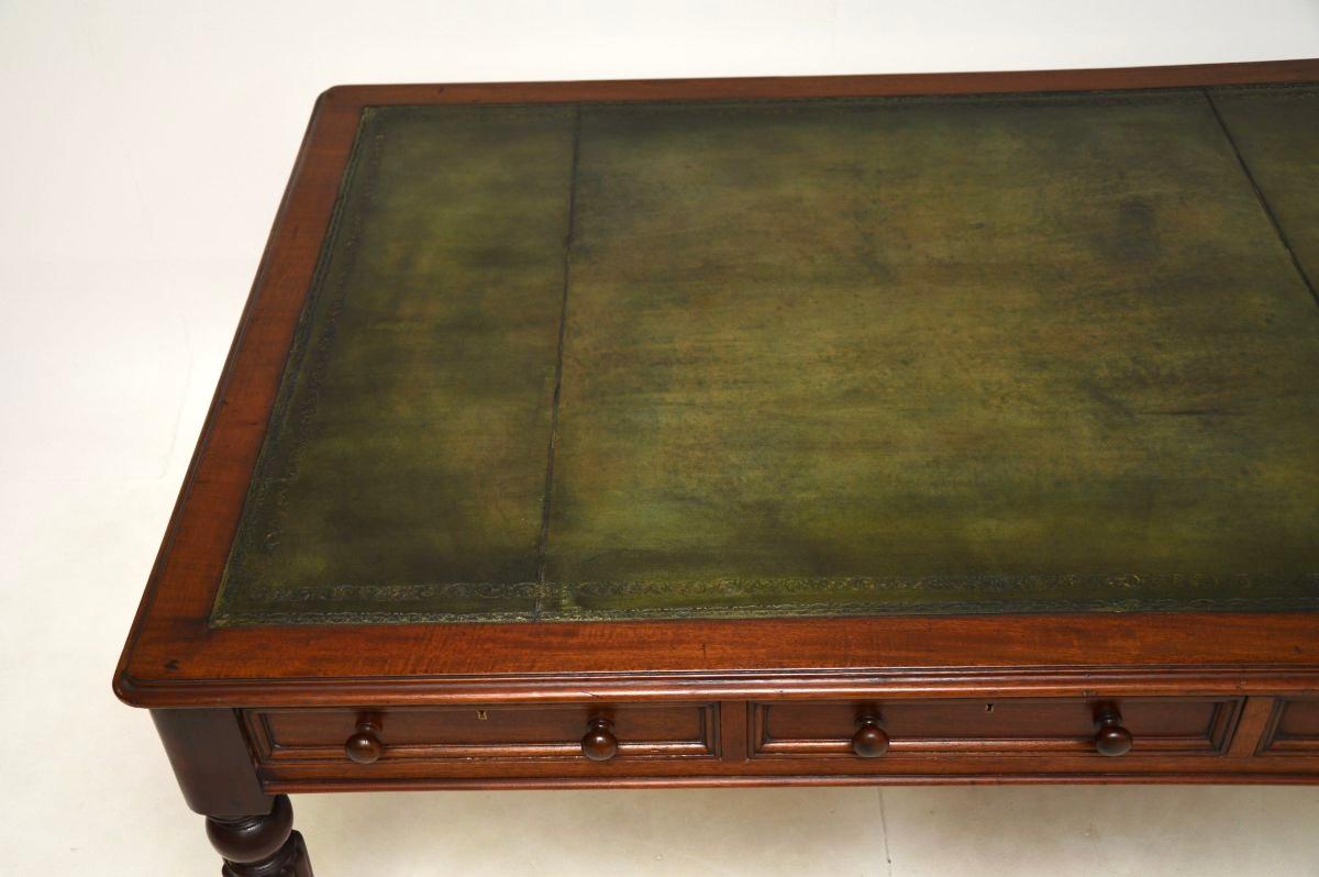 Cuir Ancien bureau/table d'écriture victorien en vente