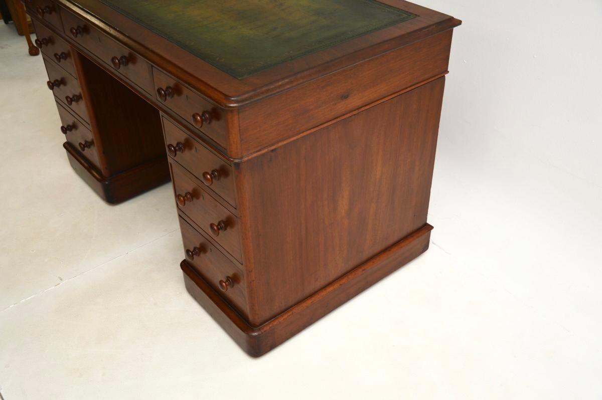 Antique Victorian Leather Top Pedestal Desk en vente 3