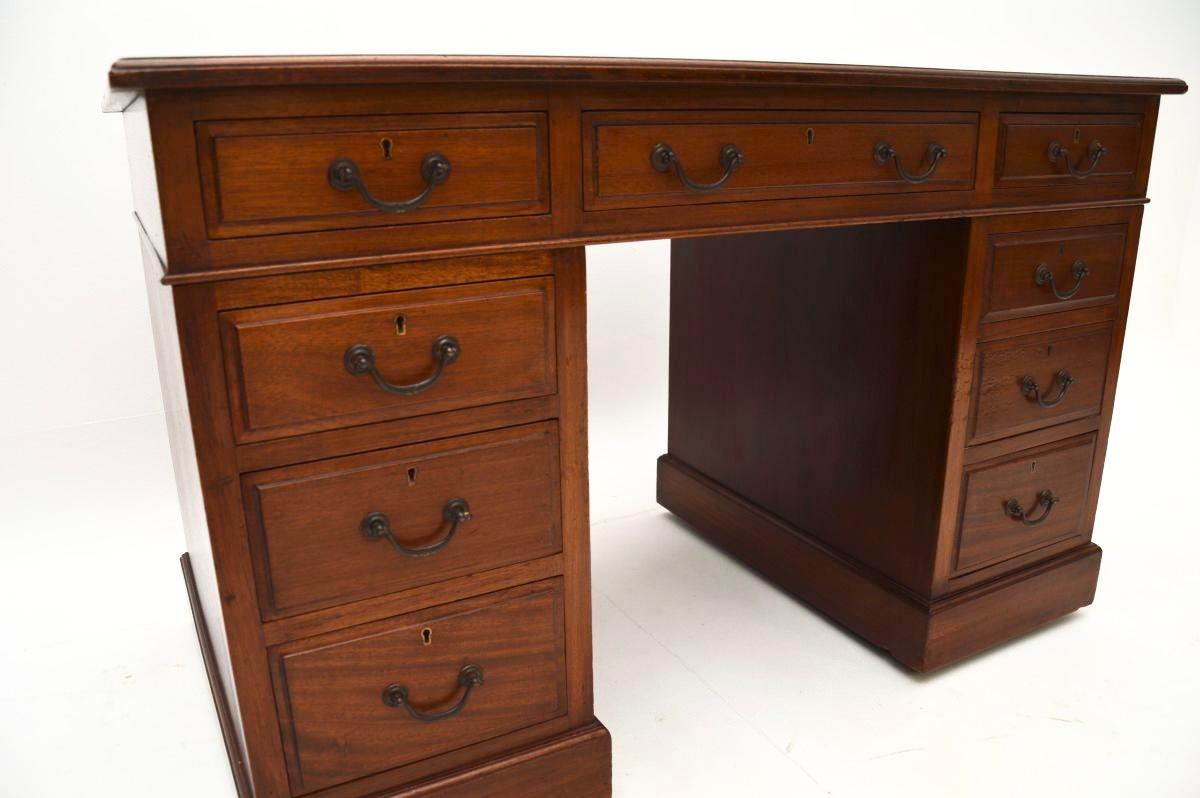 Ancien bureau victorien en cuir à piédestal en vente 3