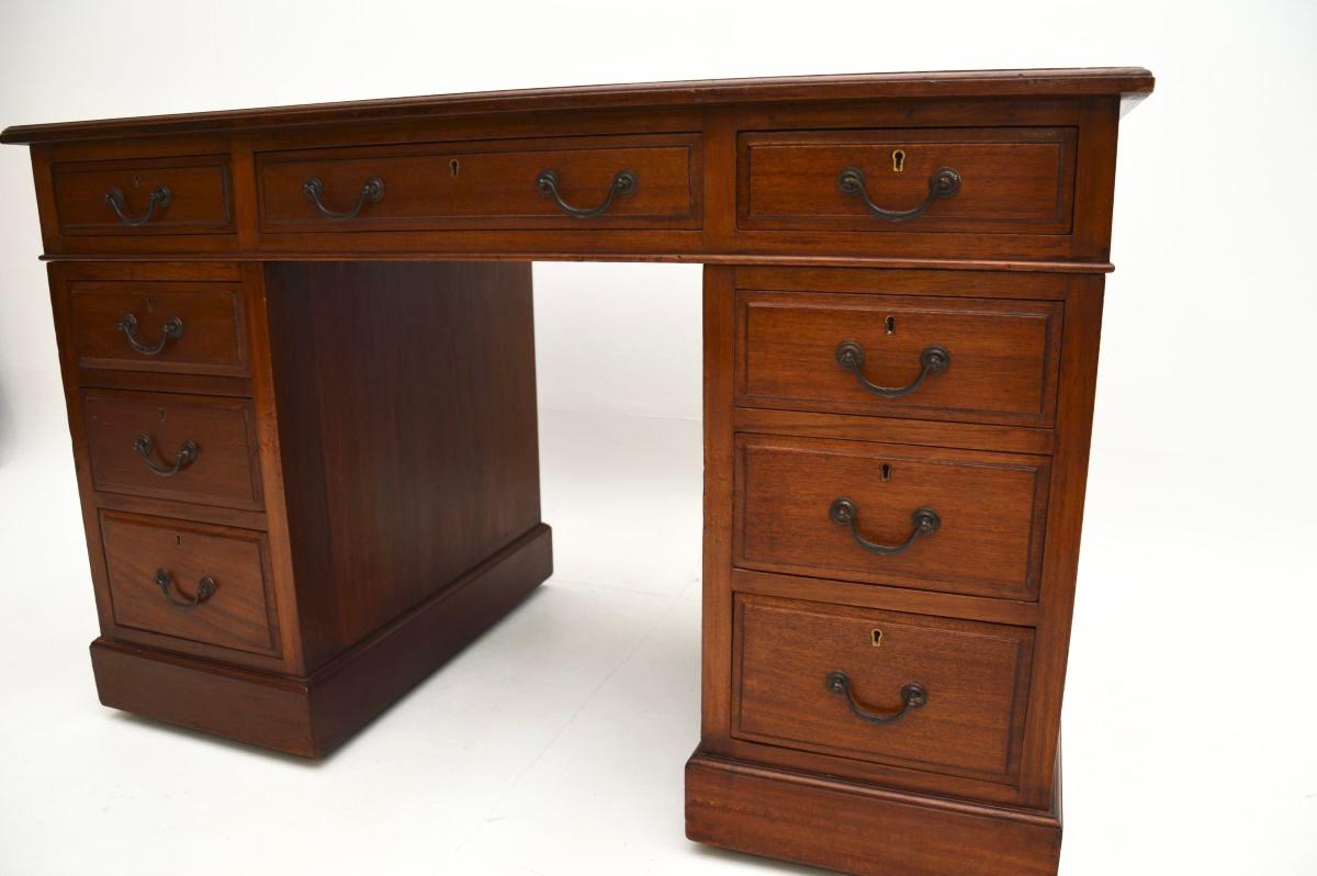 Ancien bureau victorien en cuir à piédestal en vente 4