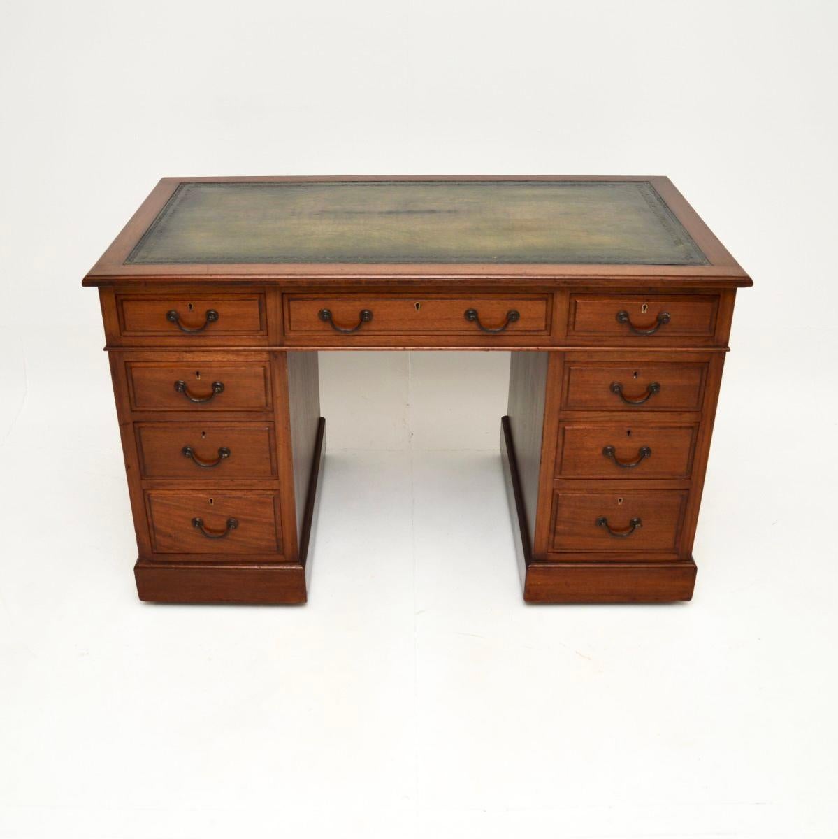 Un élégant et très utile bureau victorien ancien à piédestal avec dessus en cuir. Fabriqué en Angleterre, il date de la période 1860-1880.

La qualité est fantastique, c'est très bien fait et c'est une belle taille. Les piédestaux reposent sur des