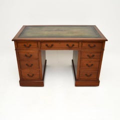 Antica scrivania vittoriana con piedistallo in pelle