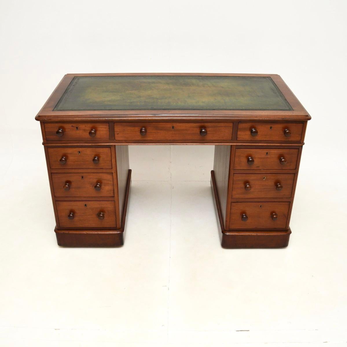 Apogée victorien Antique Victorian Leather Top Pedestal Desk en vente