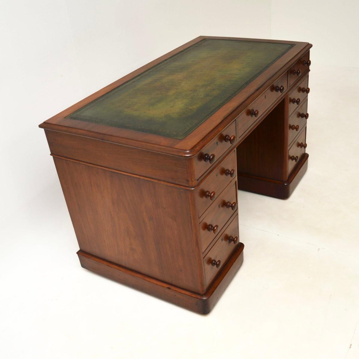 Britannique Antique Victorian Leather Top Pedestal Desk en vente
