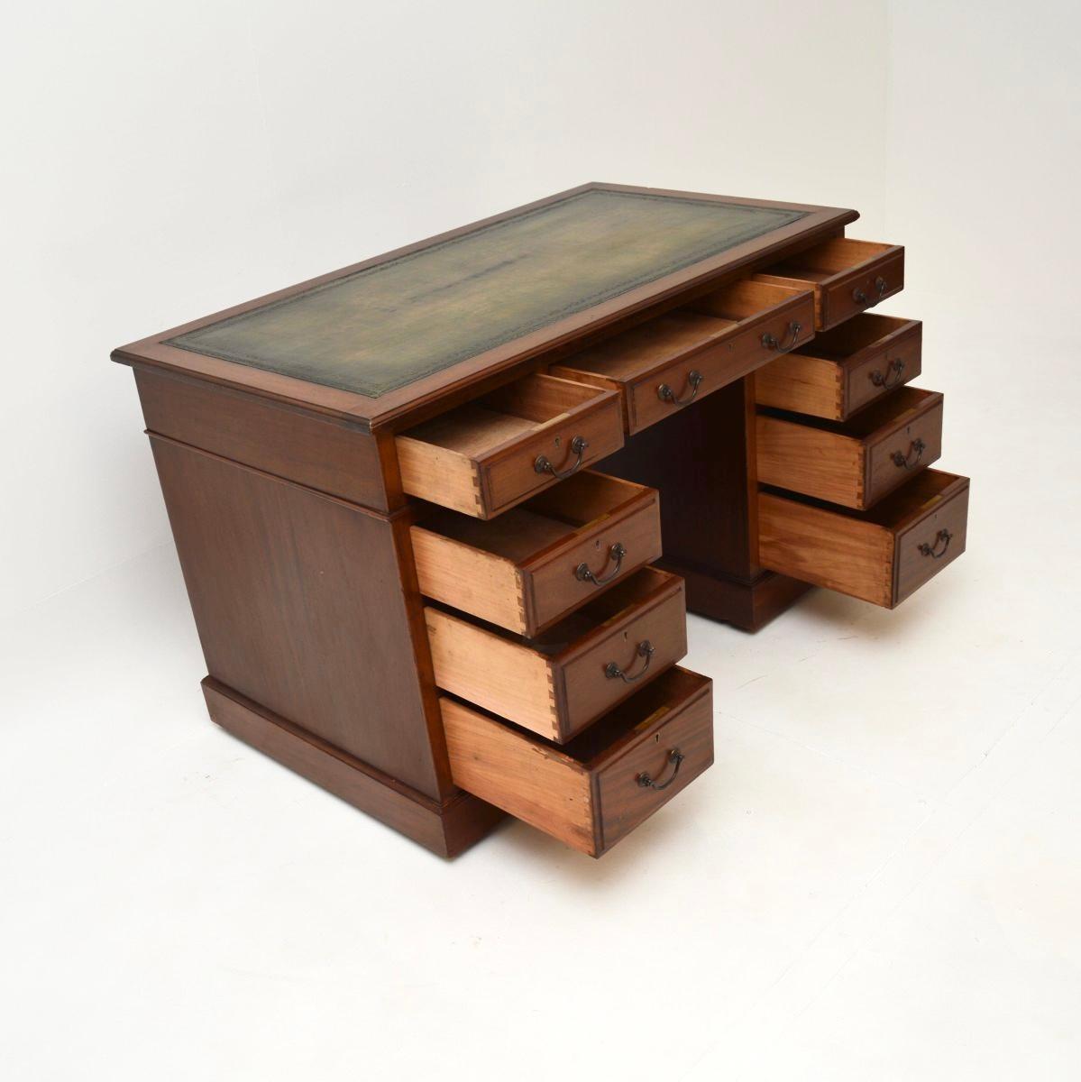 Britannique Ancien bureau victorien en cuir à piédestal en vente