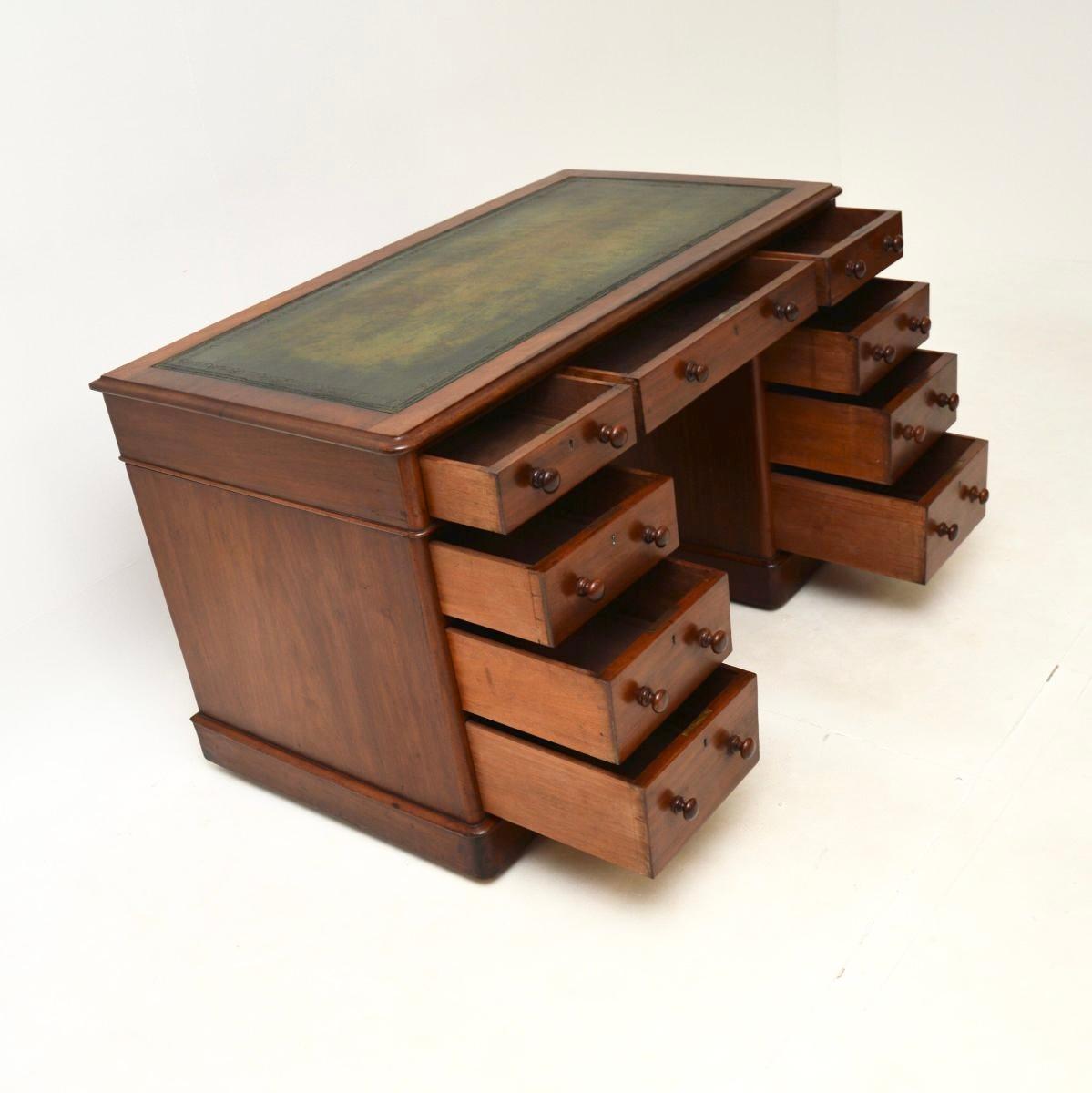 Antique Victorian Leather Top Pedestal Desk Bon état - En vente à London, GB